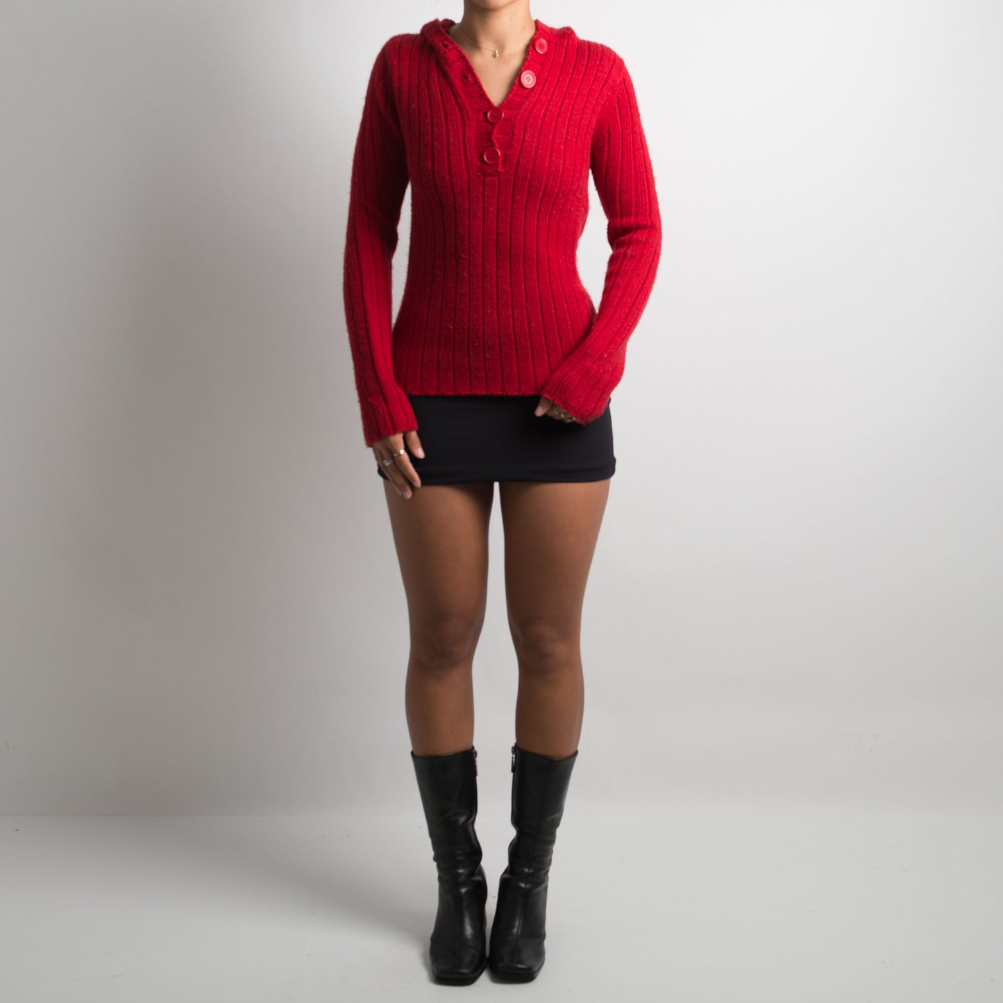 PULL À CAPUCHE EN TRICOT ROUGE