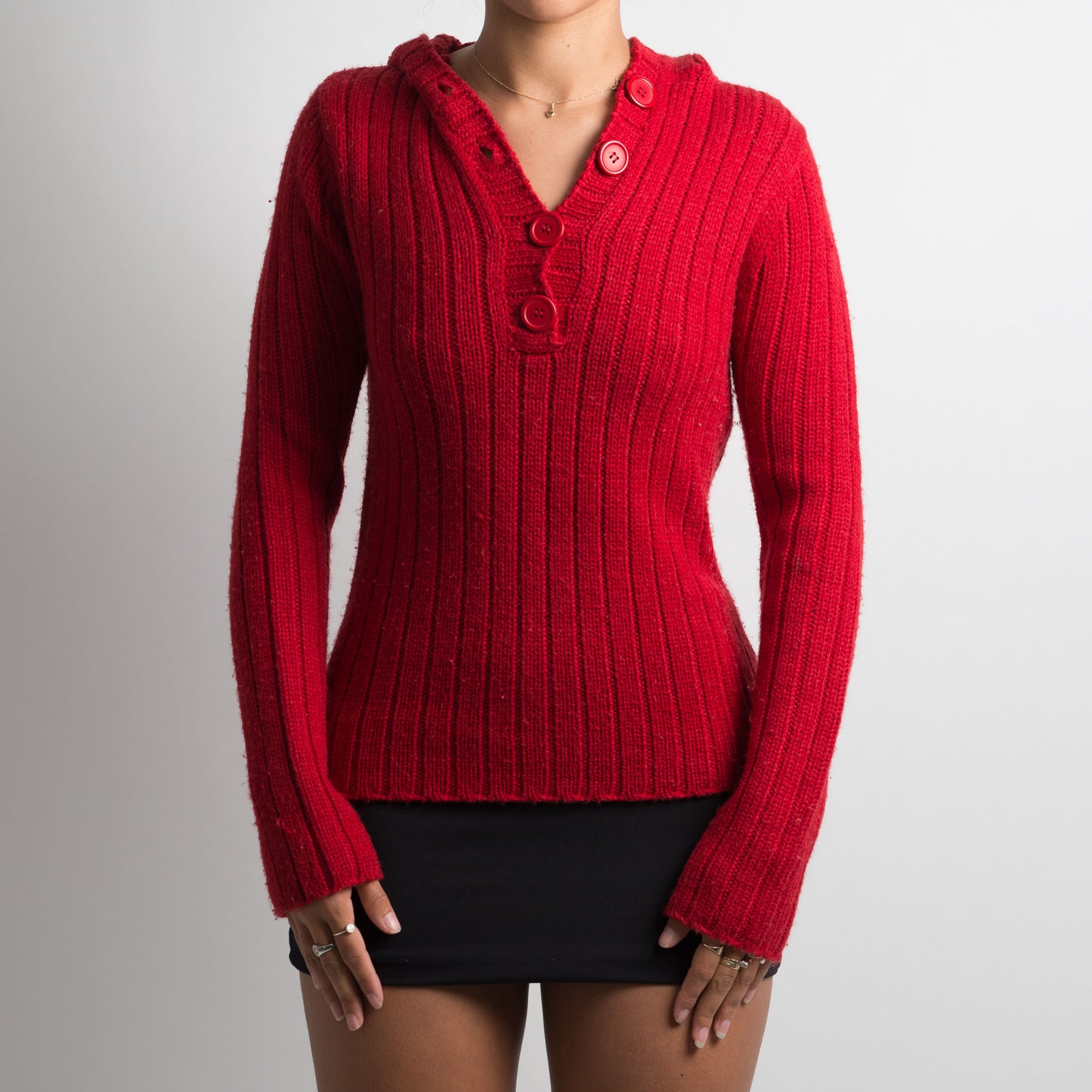 PULL À CAPUCHE EN TRICOT ROUGE