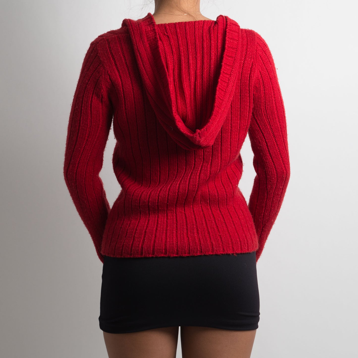 PULL À CAPUCHE EN TRICOT ROUGE