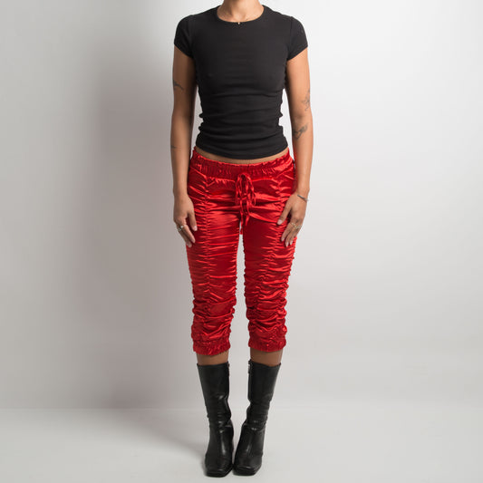 PANTALON CAPRI FRONCÉ EN SATIN ROUGE