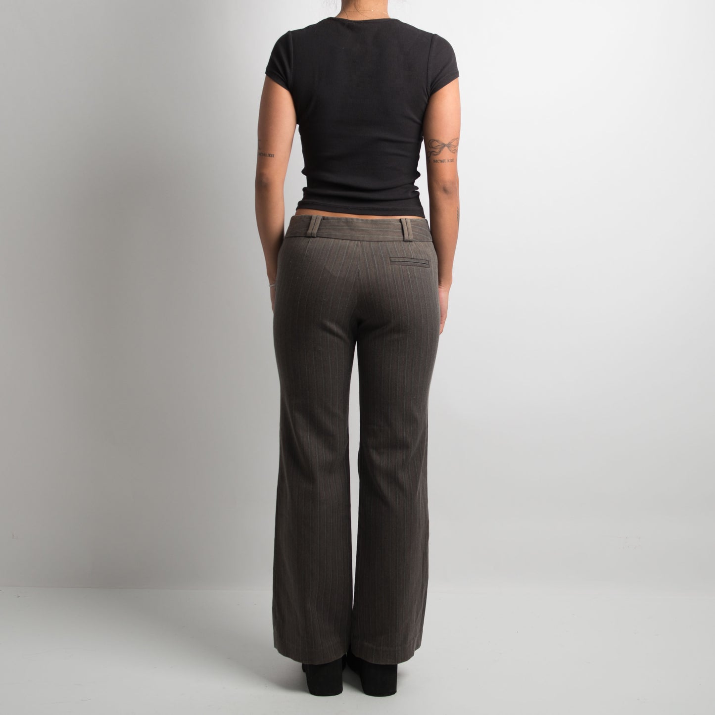 PANTALON GRIS À RAYURES