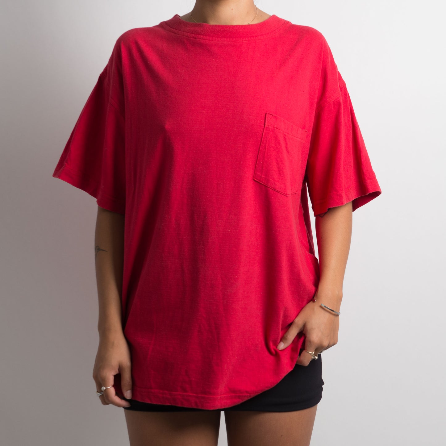 T-SHIRT À POCHE ROUGE