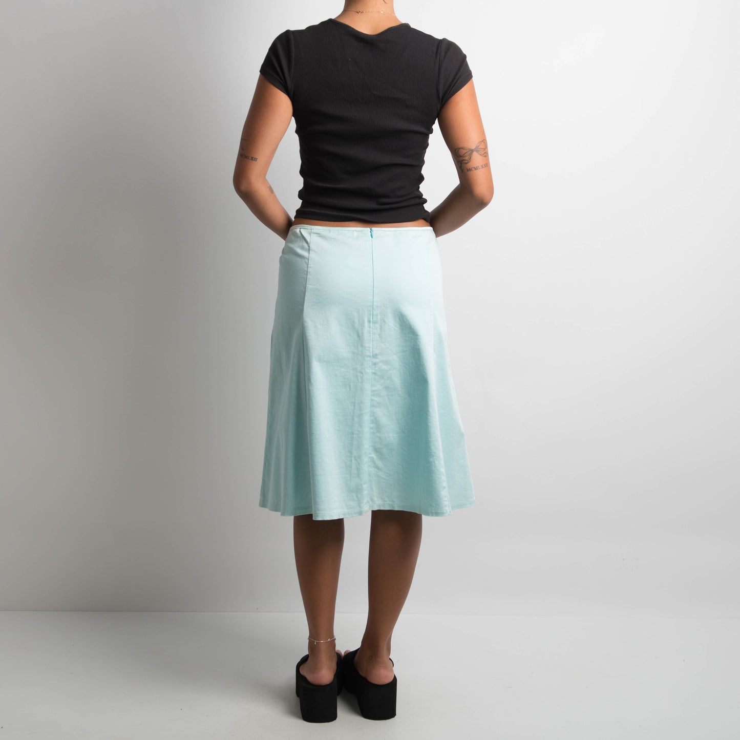 BLUE EMBROIDERED MIDI SKIRT