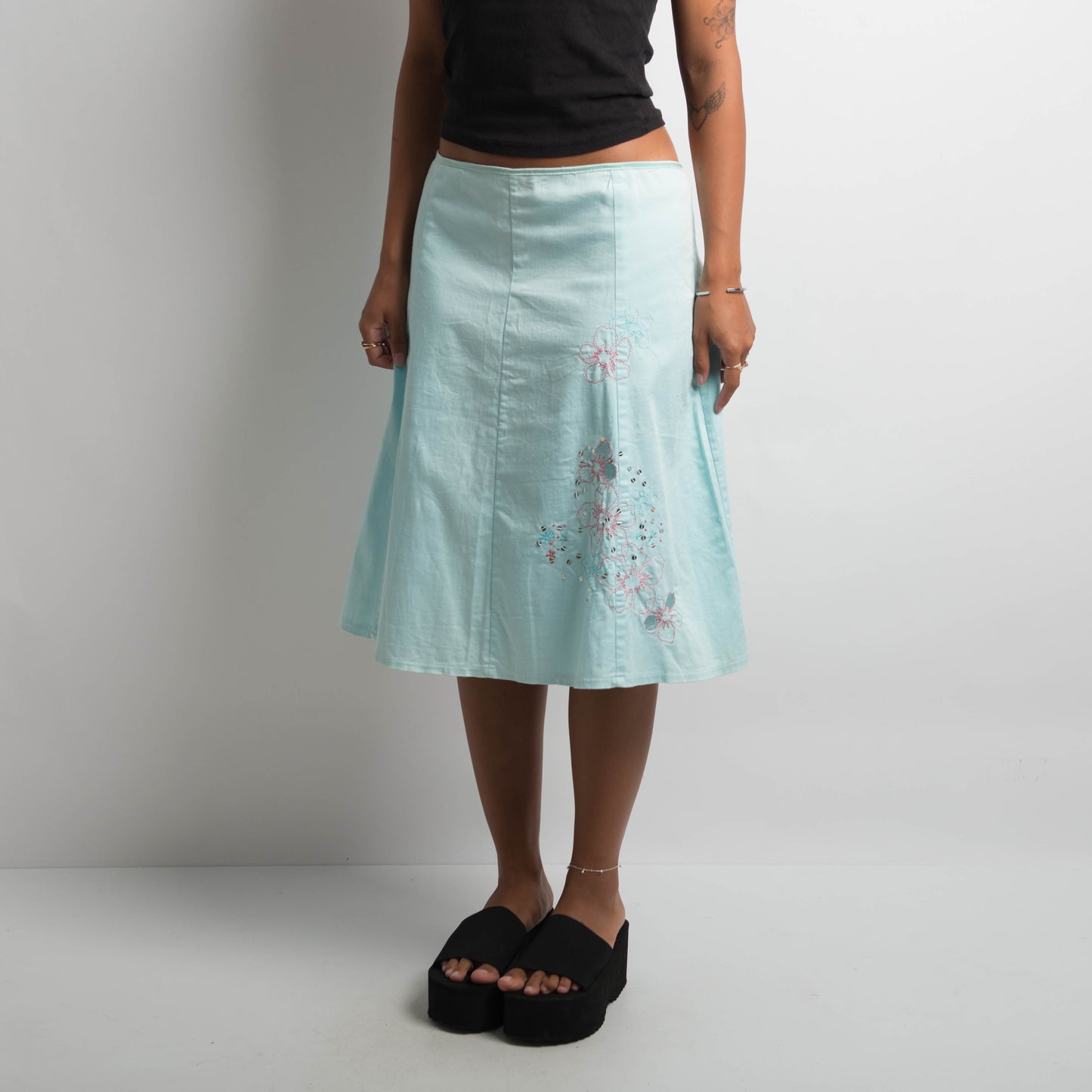 BLUE EMBROIDERED MIDI SKIRT