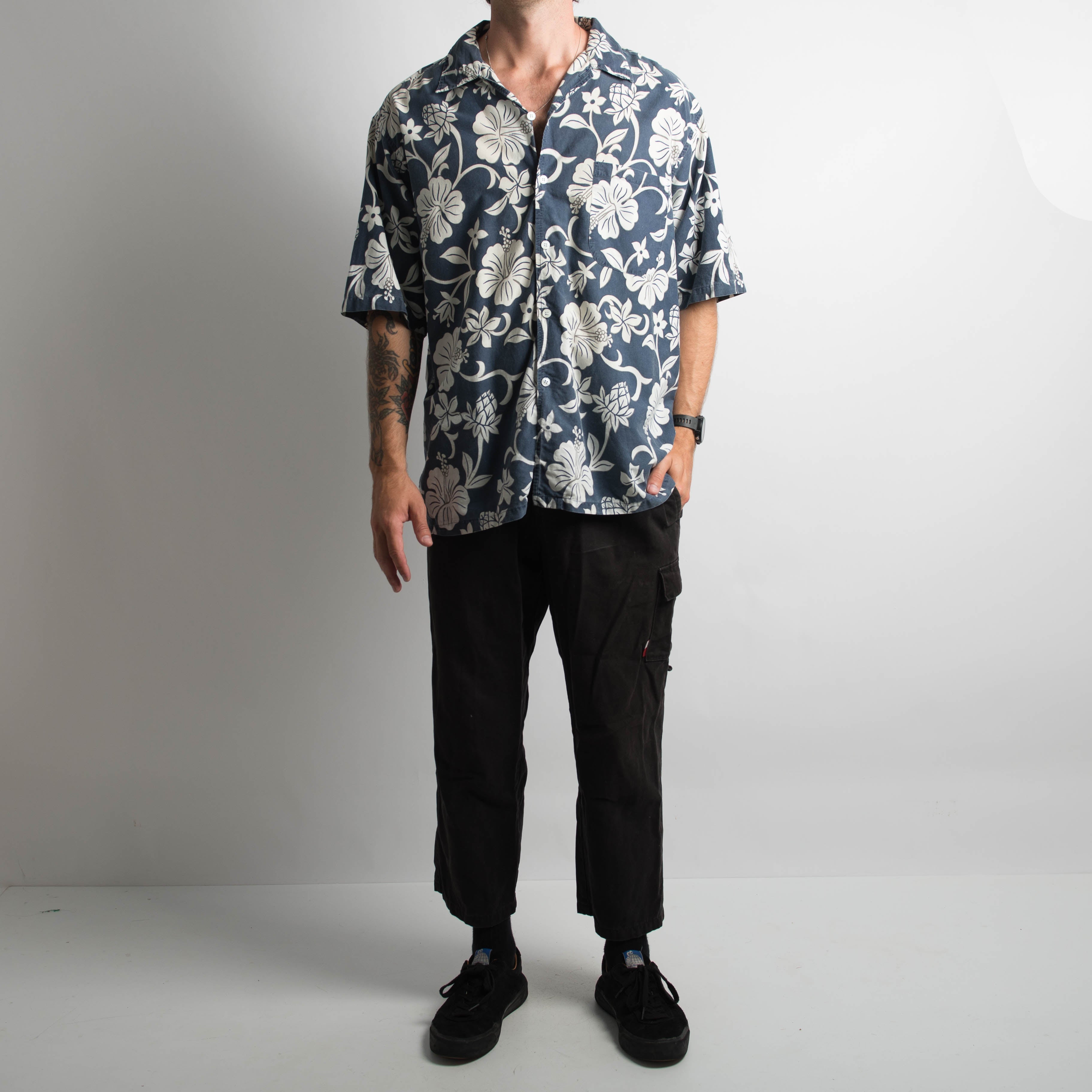 NAVY FLORAL BUTTON UP SHIRT