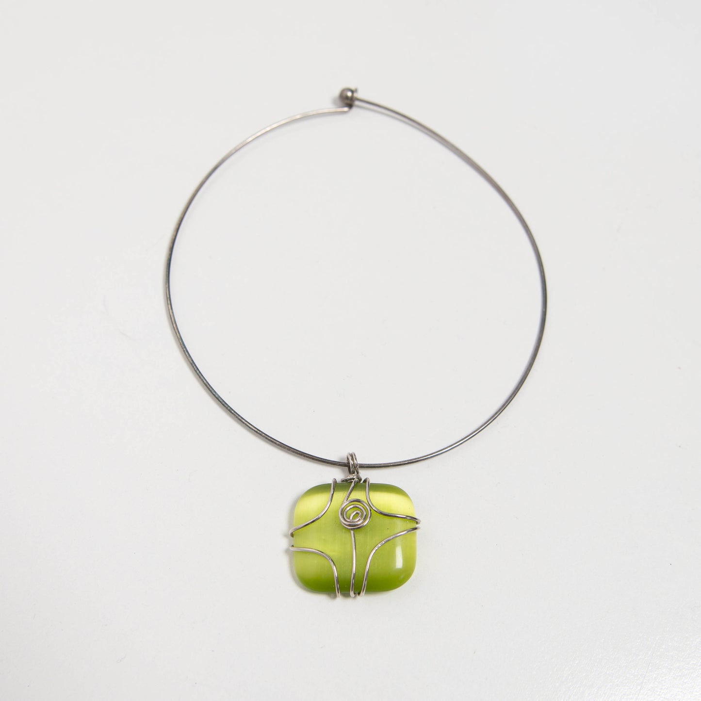 GREEN WIRE NECKLACE