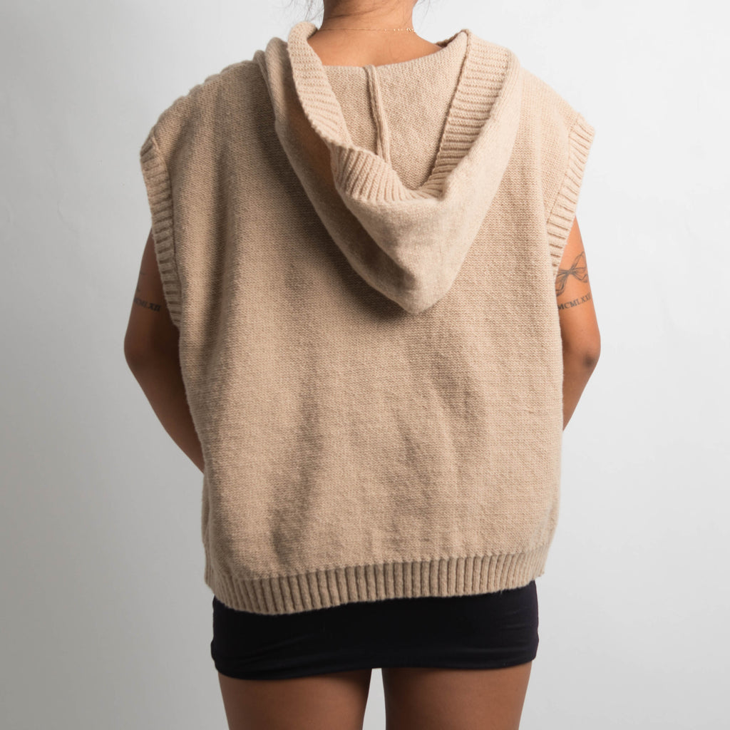 SLEEVELESS HOODED KNIT VEST
