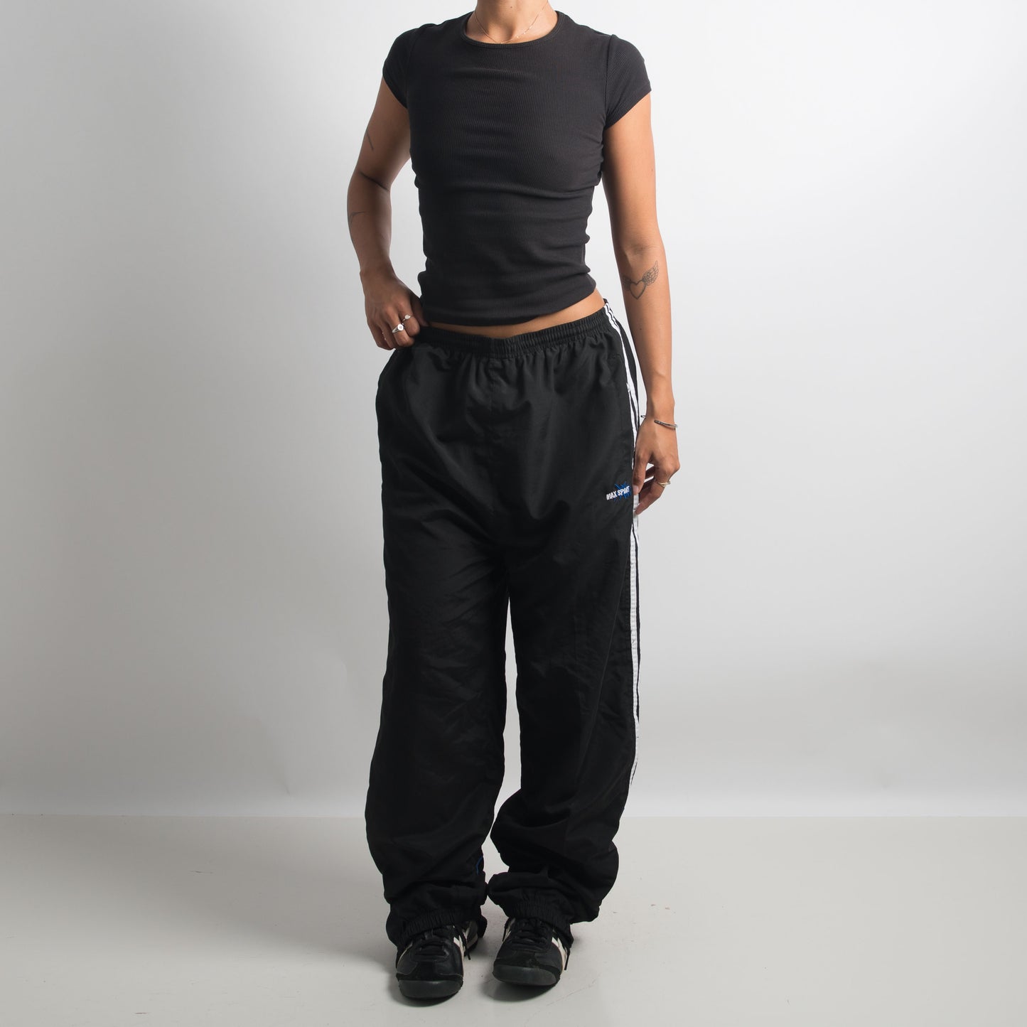 BLACK TRACKPANTS