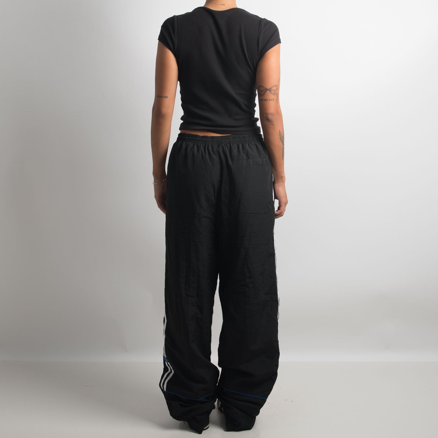 BLACK TRACKPANTS