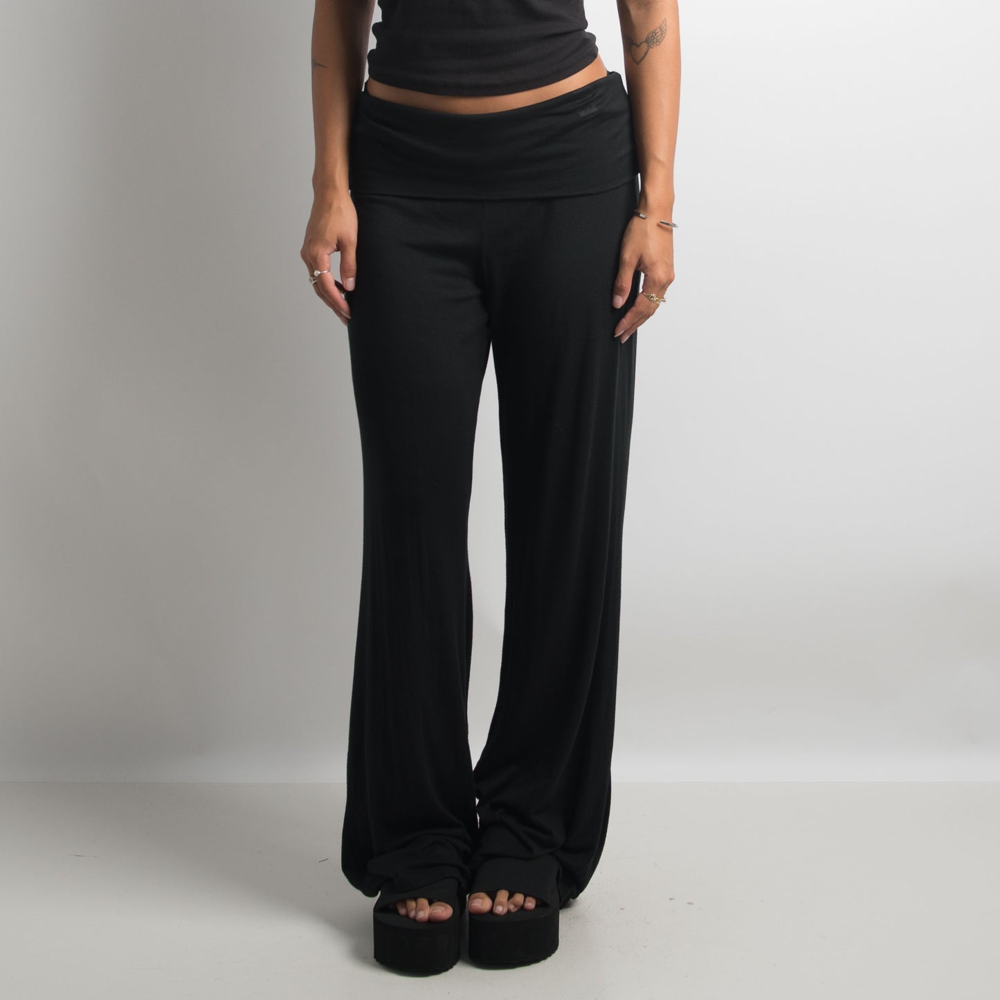 PANTALON NOIR SLINKY À PLI