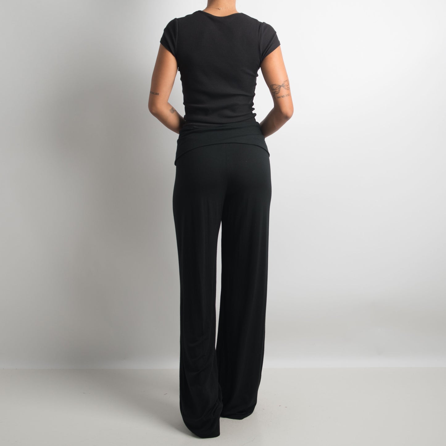 PANTALON NOIR SLINKY À PLI