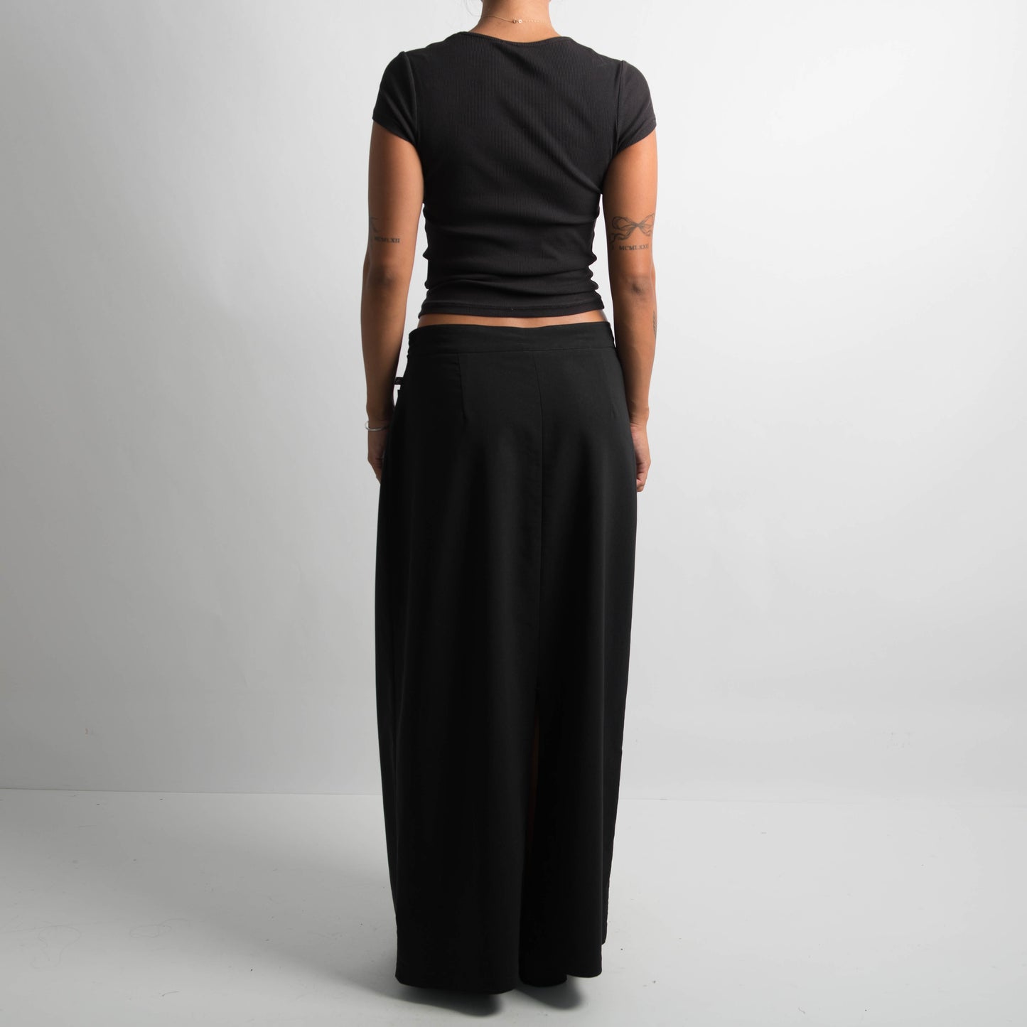 BLACK DRAWSTRING MAXI SKIT