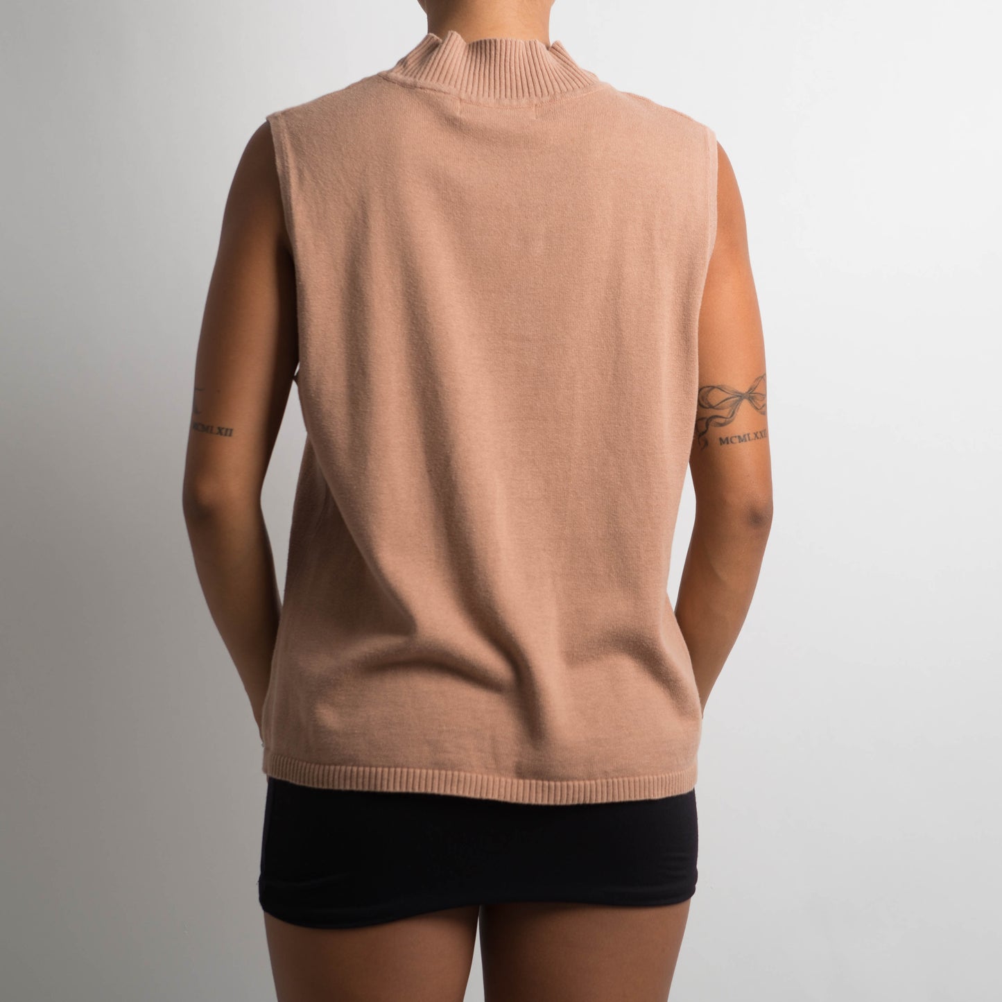 BROWN SLEEVELESS MOCKNECK