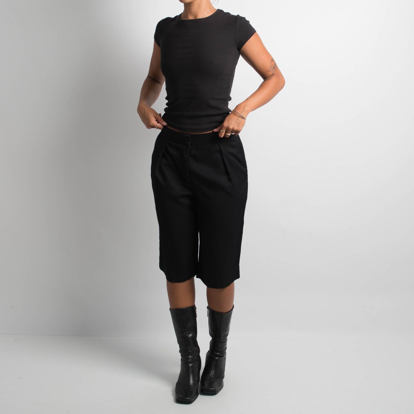 BLACK LONGLINE SHORTS