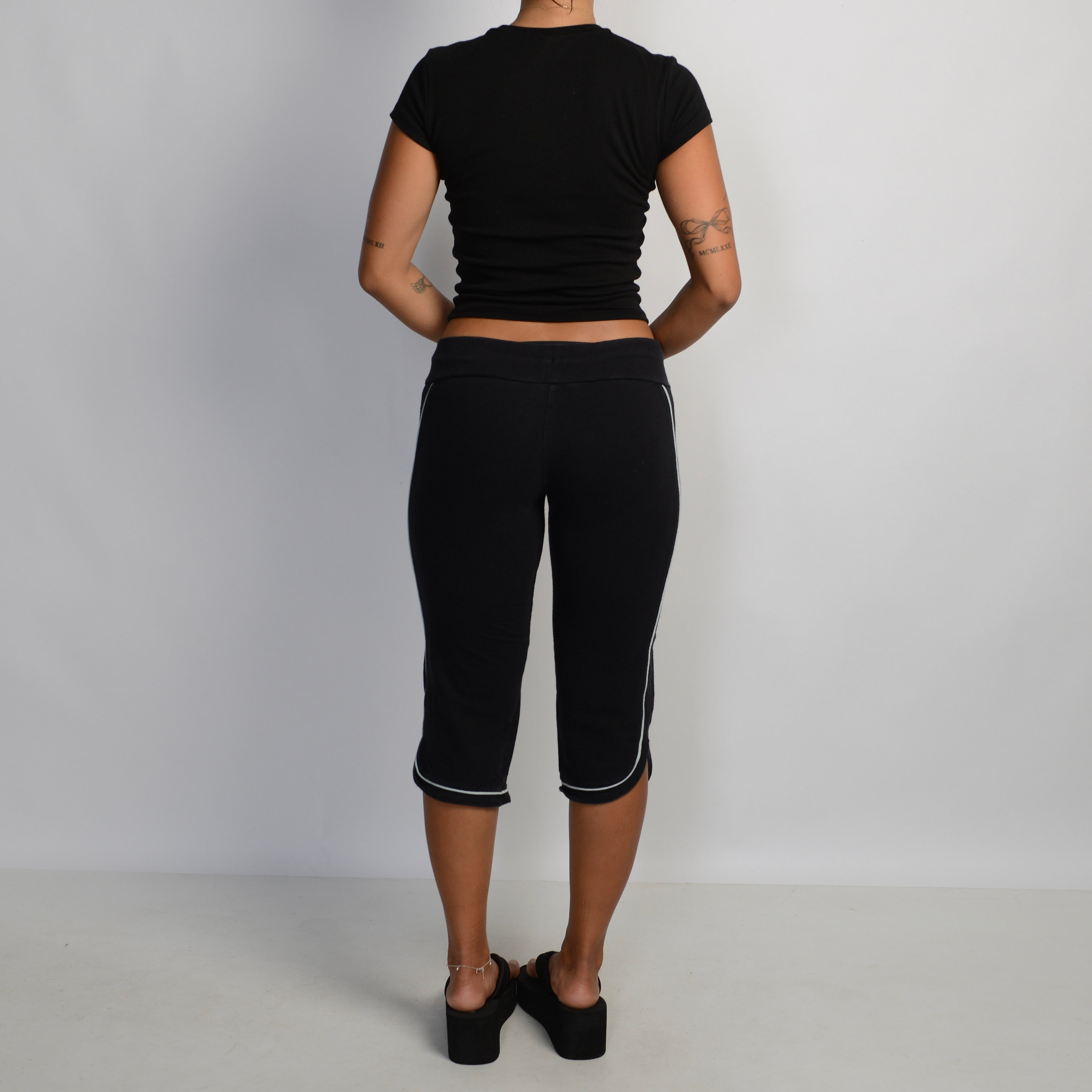 BLACK CAPRI LOUNGE PANTS