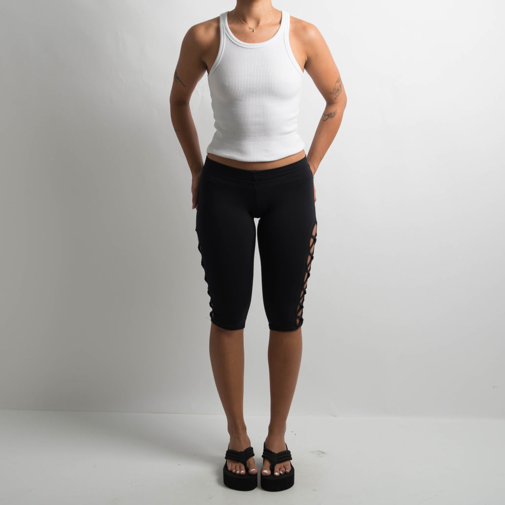 BLACK KNEE LENGTH TIGHTS