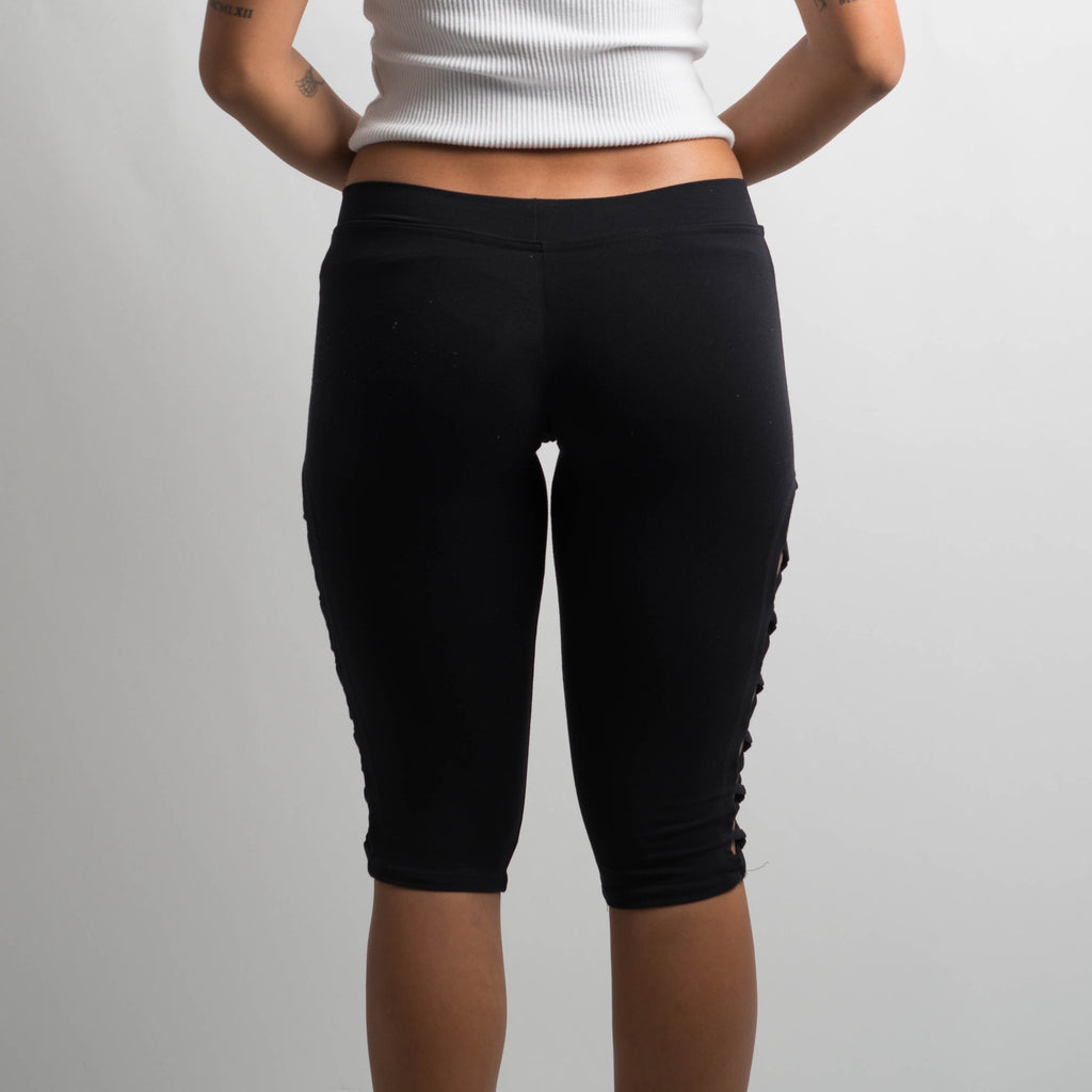 BLACK KNEE LENGTH TIGHTS