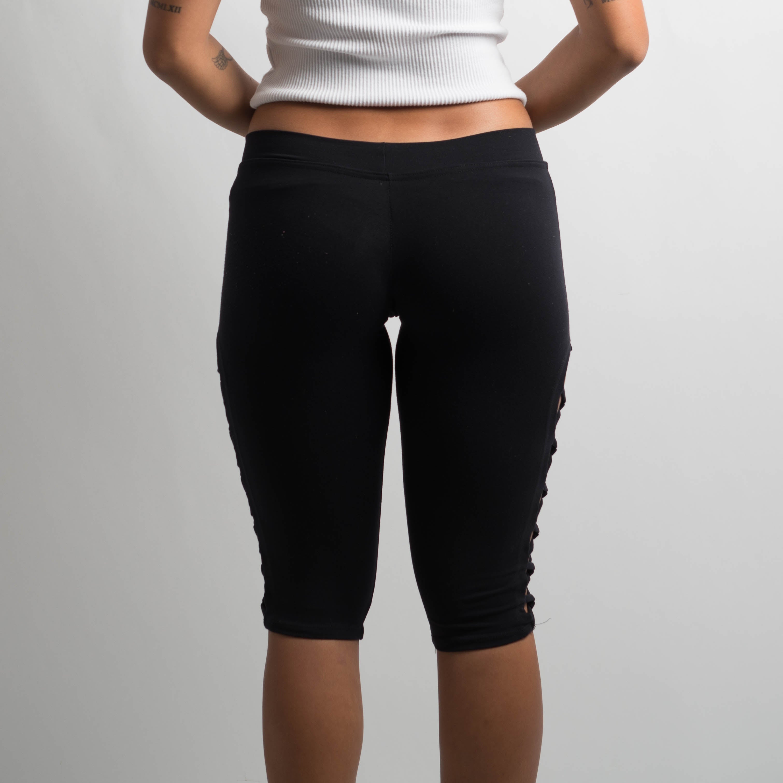 BLACK KNEE LENGTH TIGHTS