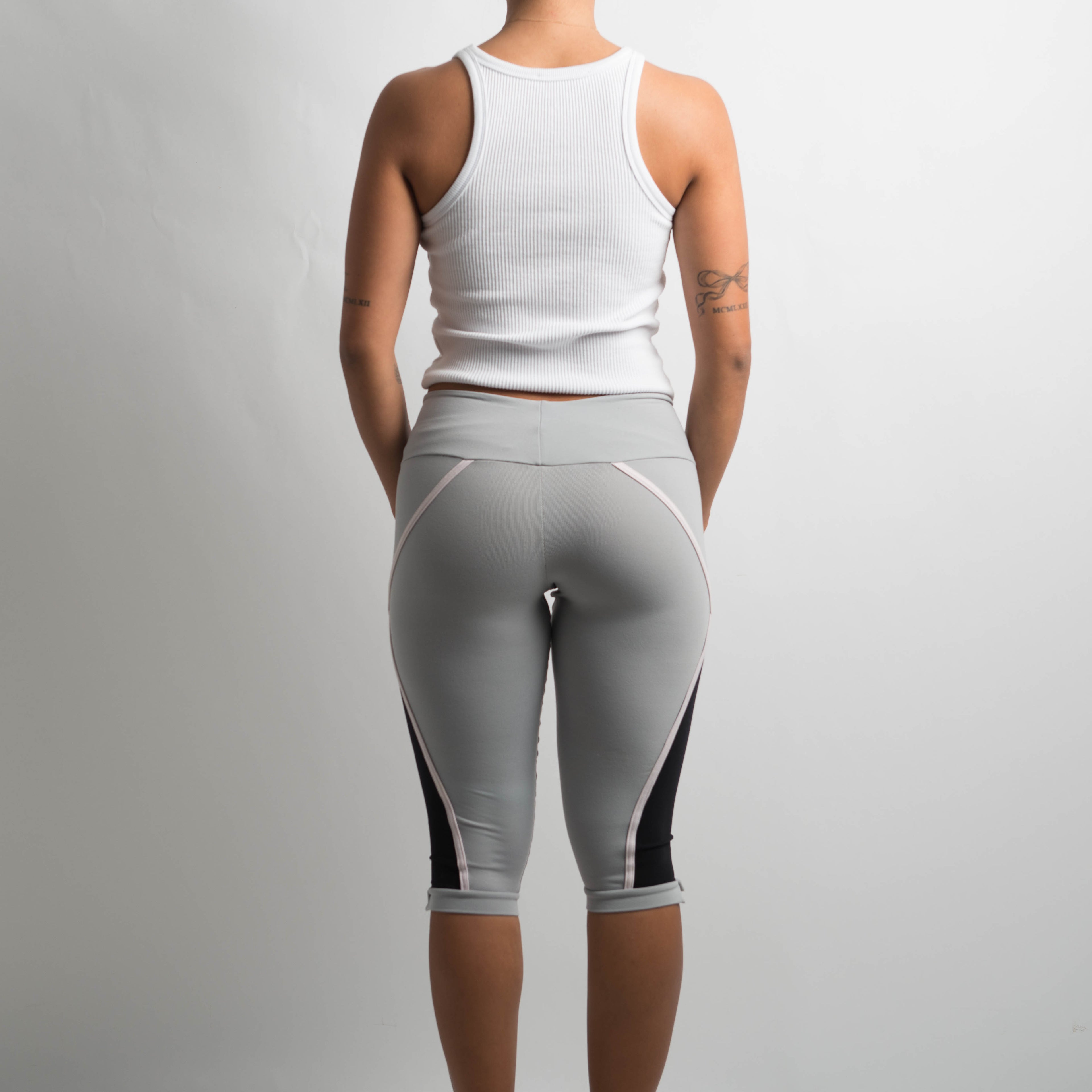 GREY KNEE LENGTH TIGHTS