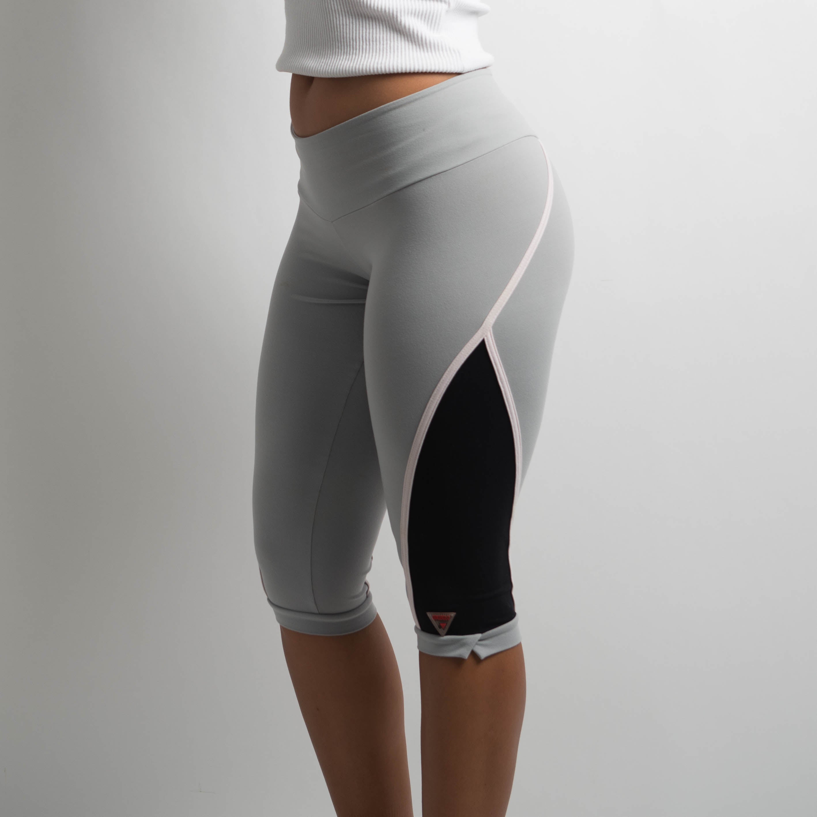 GREY KNEE LENGTH TIGHTS