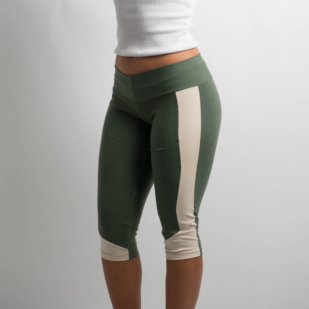 GREEN KNEE LENGTH TIGHTS