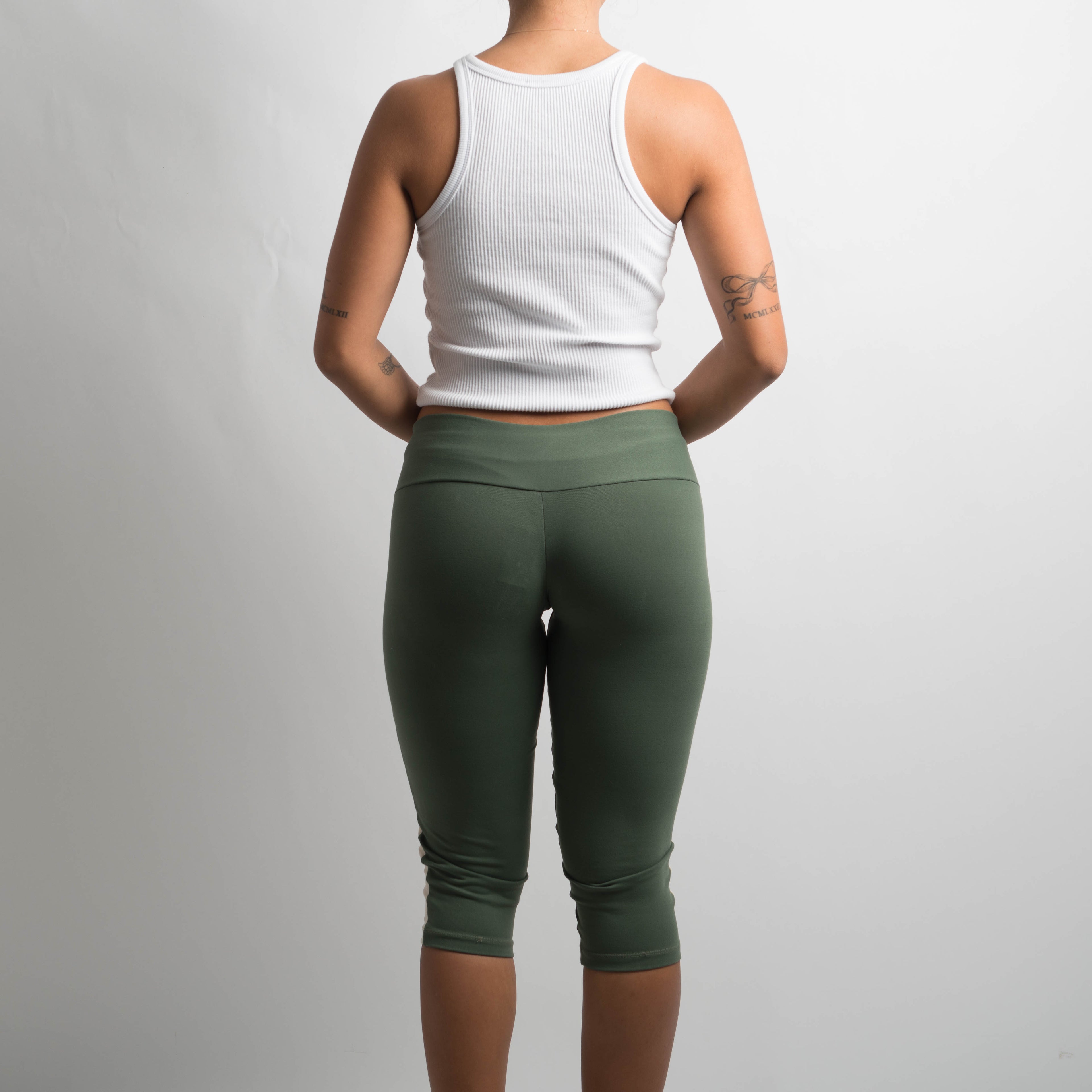 GREEN KNEE LENGTH TIGHTS