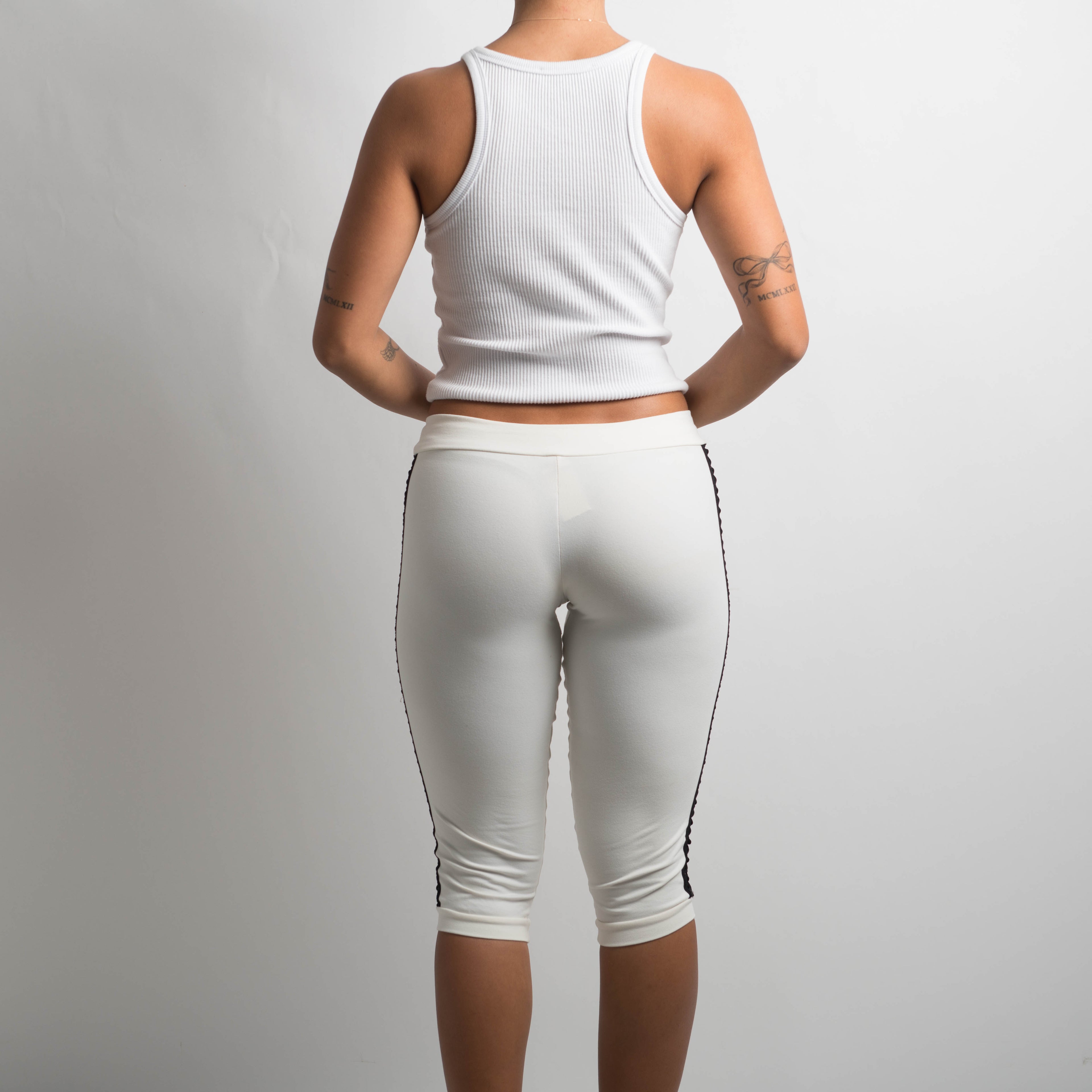 WHITE KNEE LENGTH TIGHTS