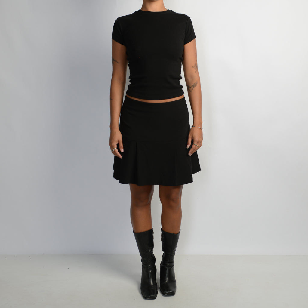 BLACK PLEATED SKIRT