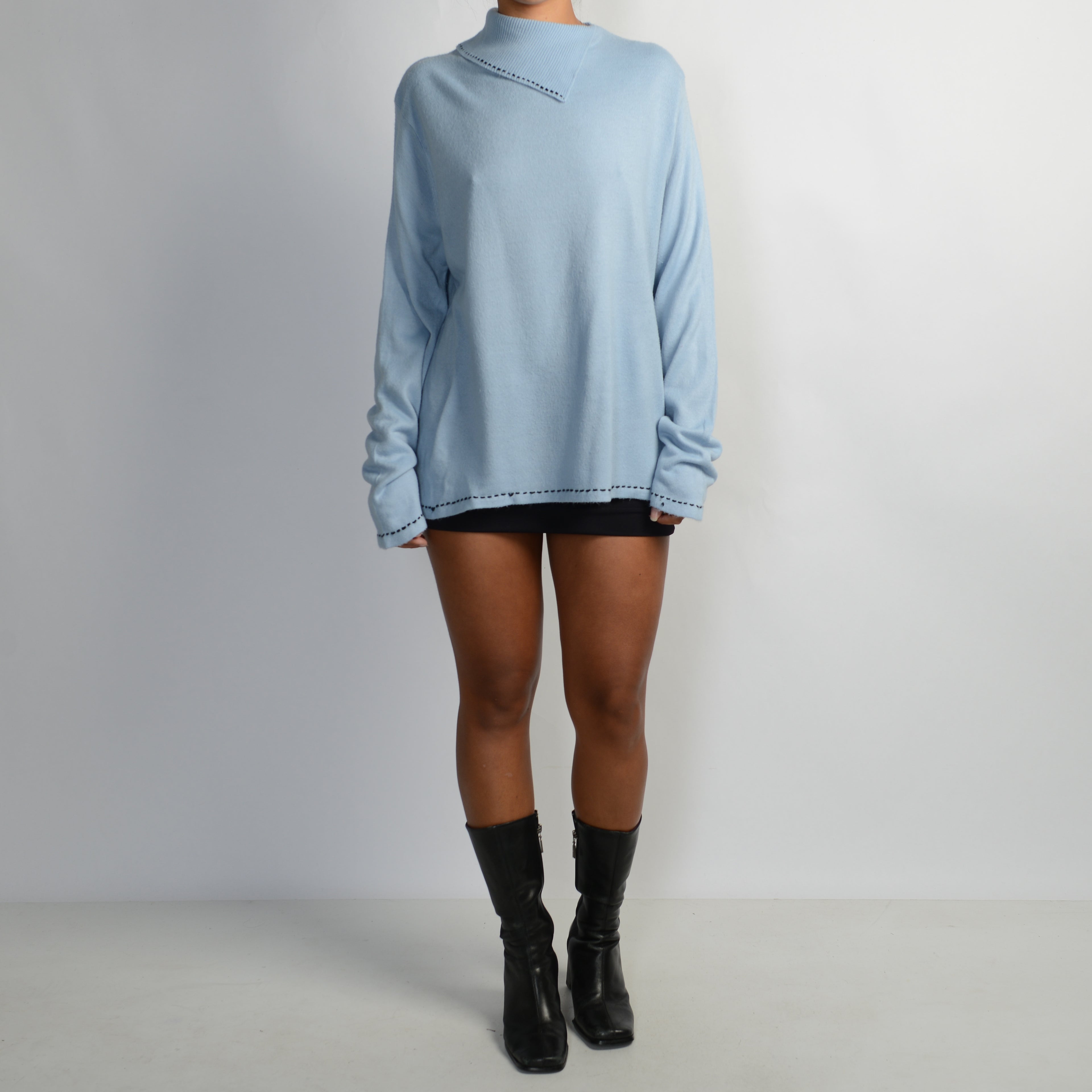 BLUE CONTRAST STITCH TOP