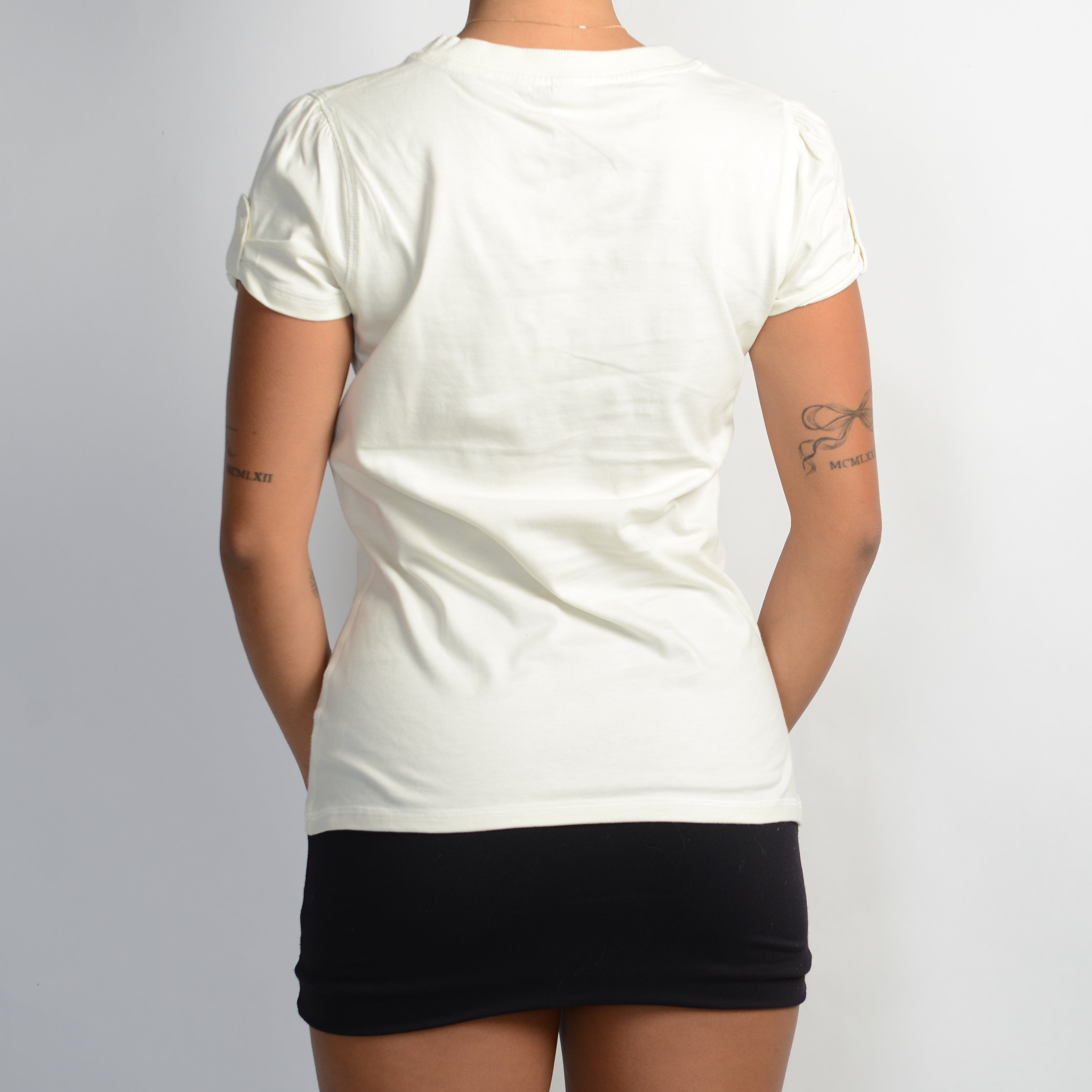 CREAM SCOOP NECK TEE