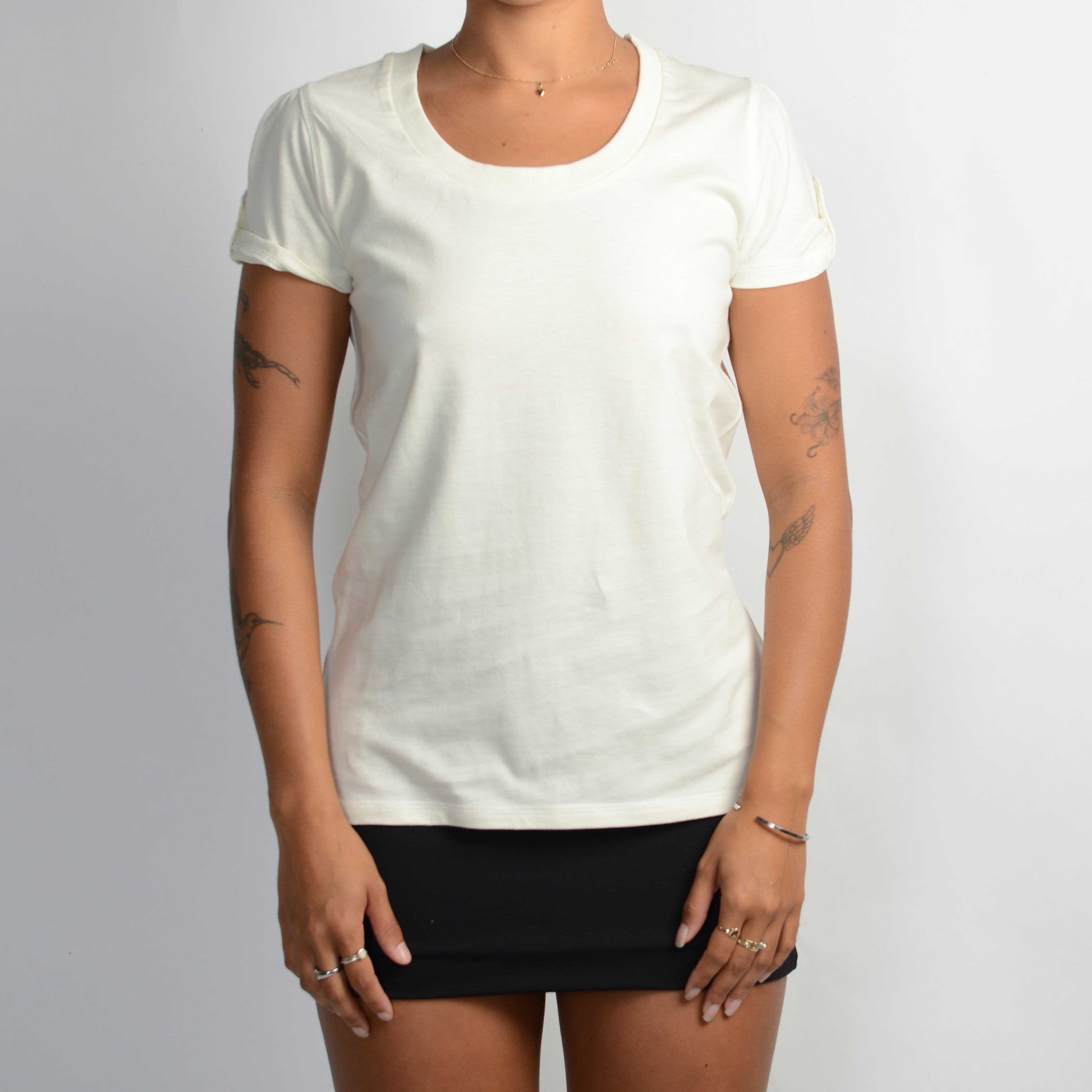 CREAM SCOOP NECK TEE