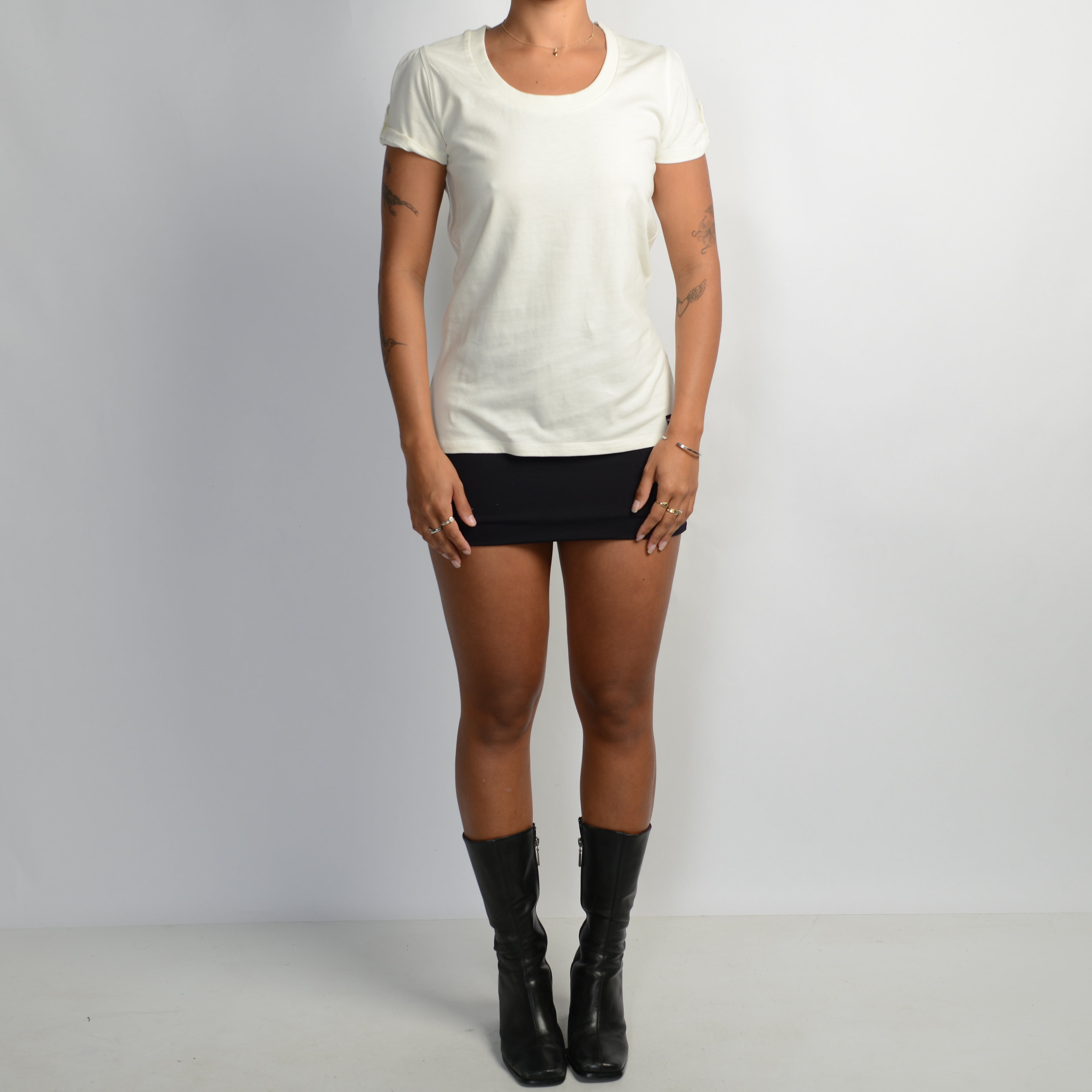 CREAM SCOOP NECK TEE