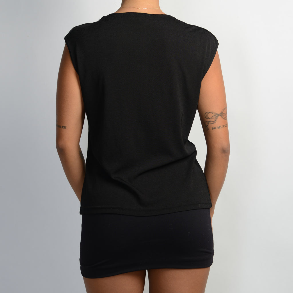 BLACK SCOOP NECK TOP
