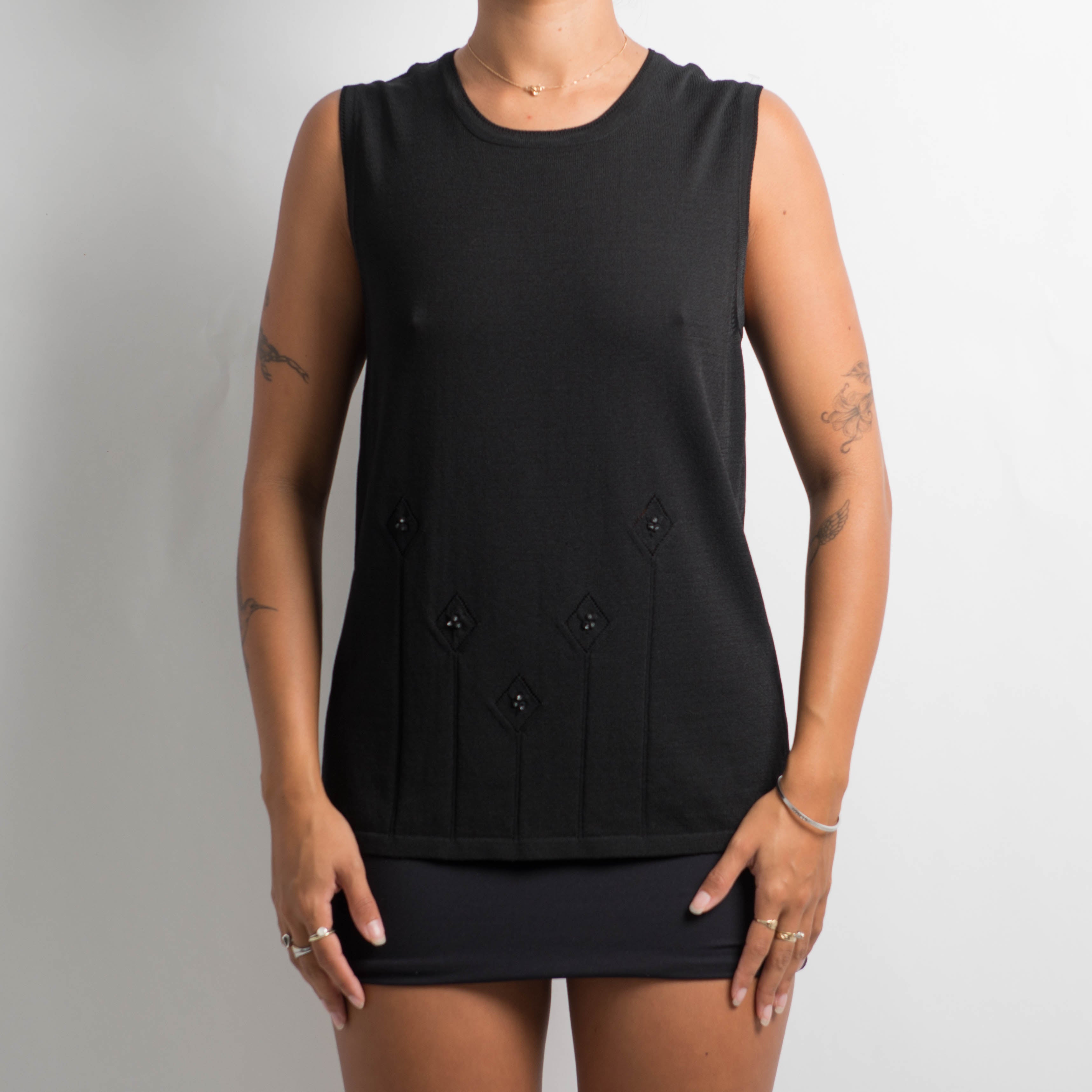 BLACK SLEEVELESS TOP