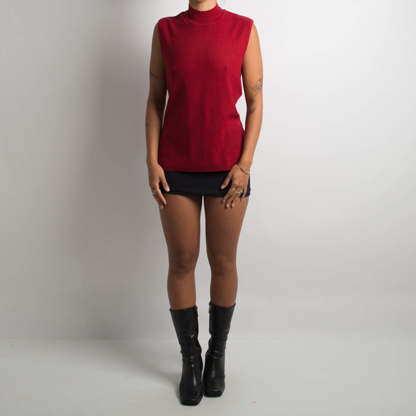 RED SLEEVELESS MOCKNECK