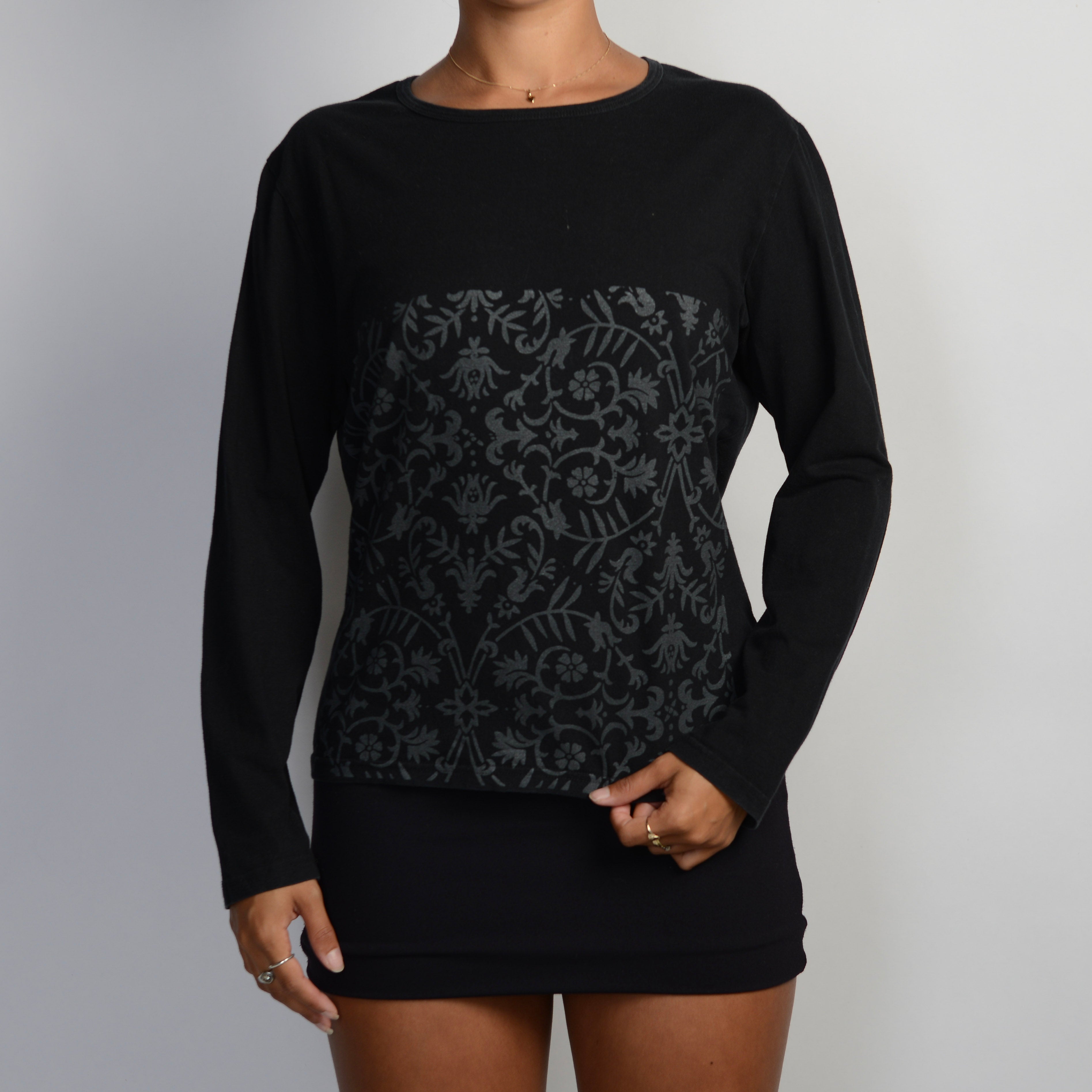 GRAPHIC LONG SLEEVE TOP