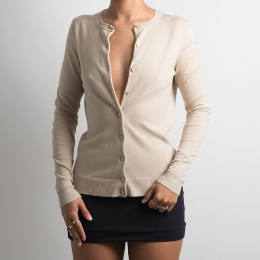 CARDIGAN BEIGE À BOUTONNAGES