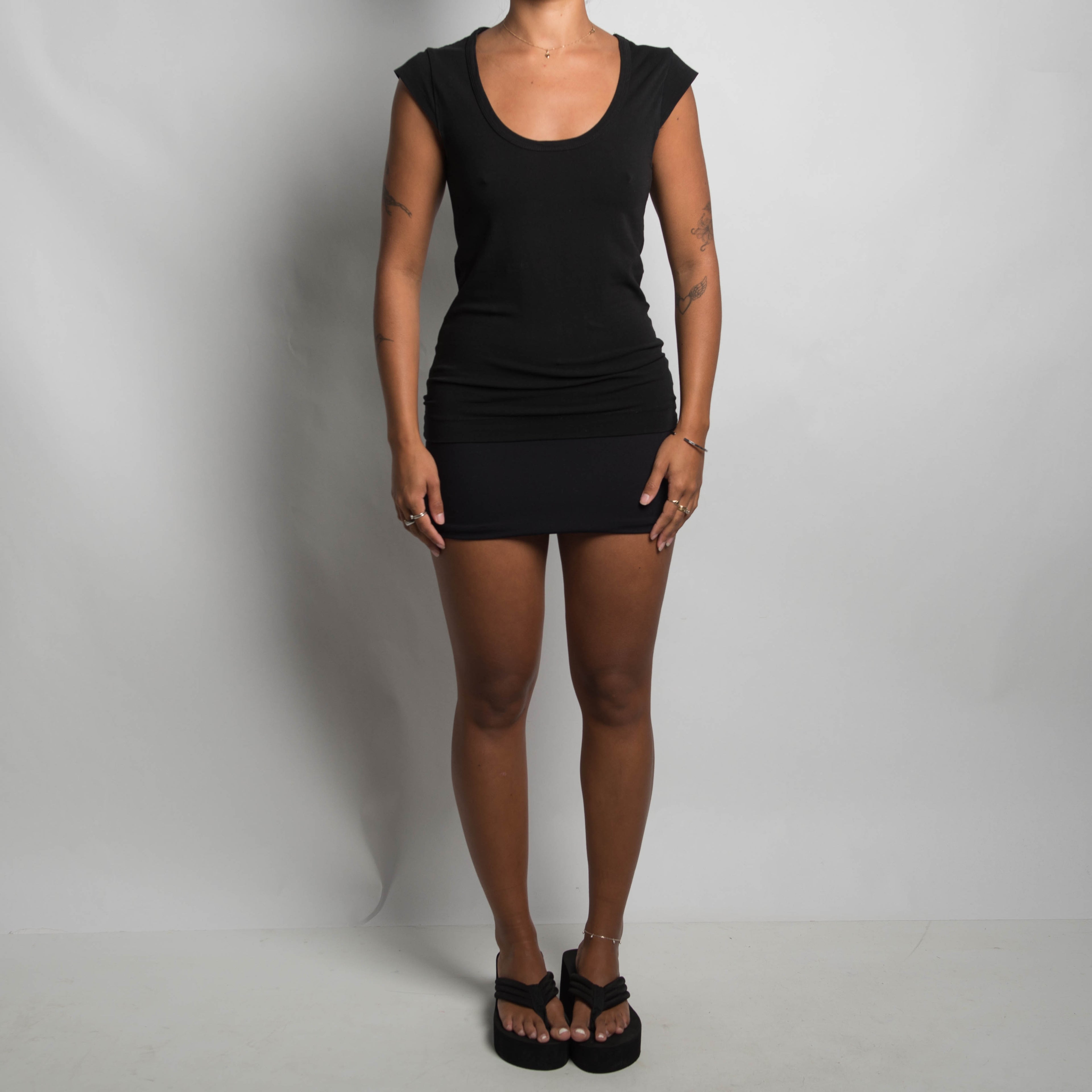 BLACK SCOOP NECK TEE