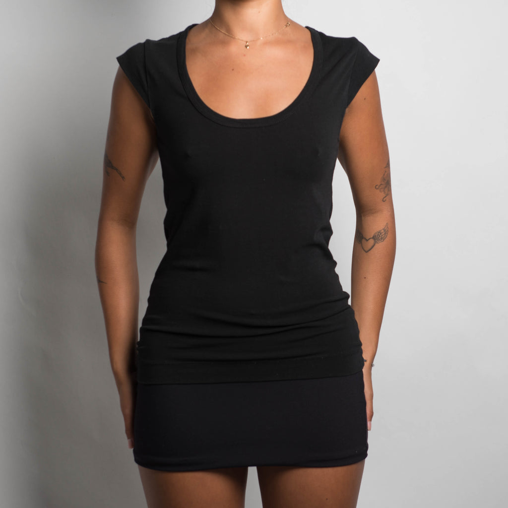 BLACK SCOOP NECK TEE
