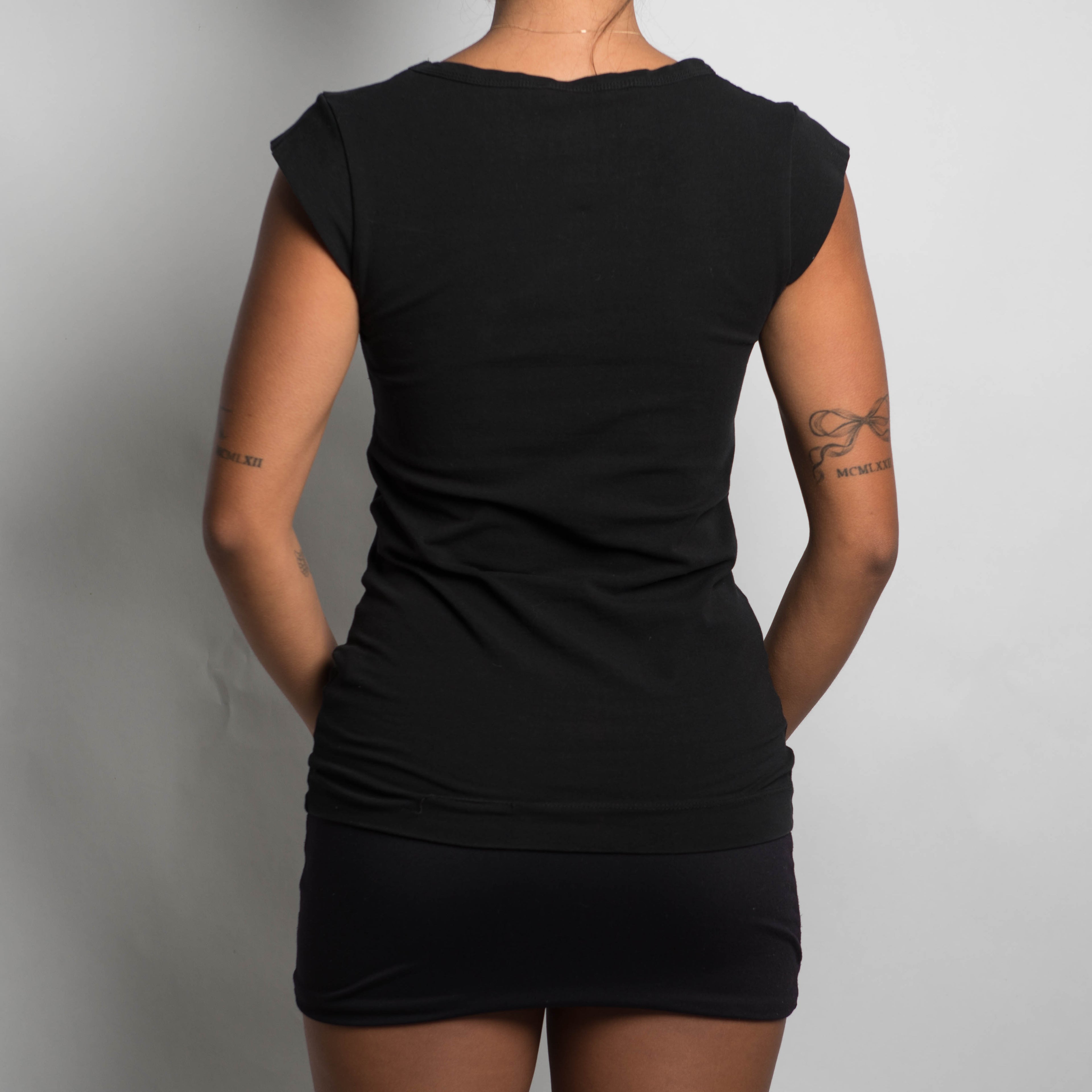 BLACK SCOOP NECK TEE