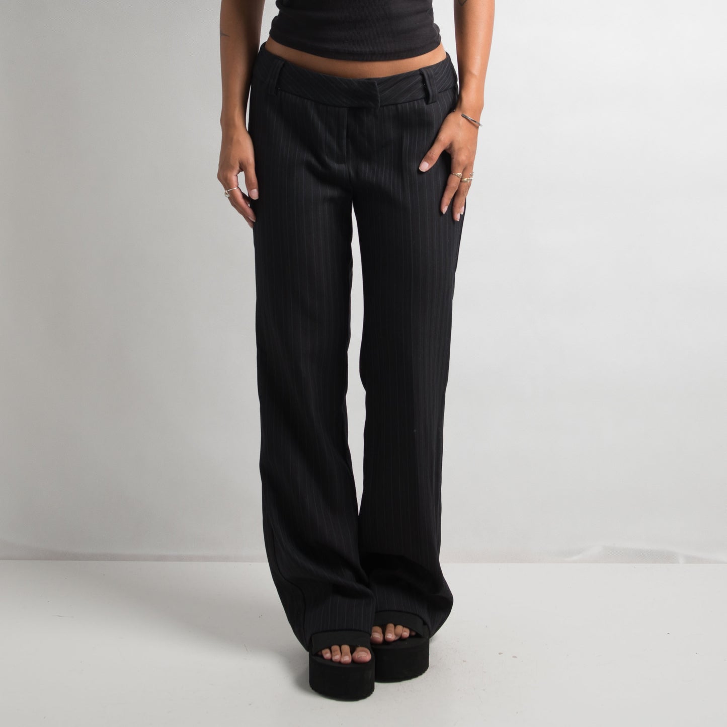 PANTALON BOOTCUT À RAYURES NOIRES