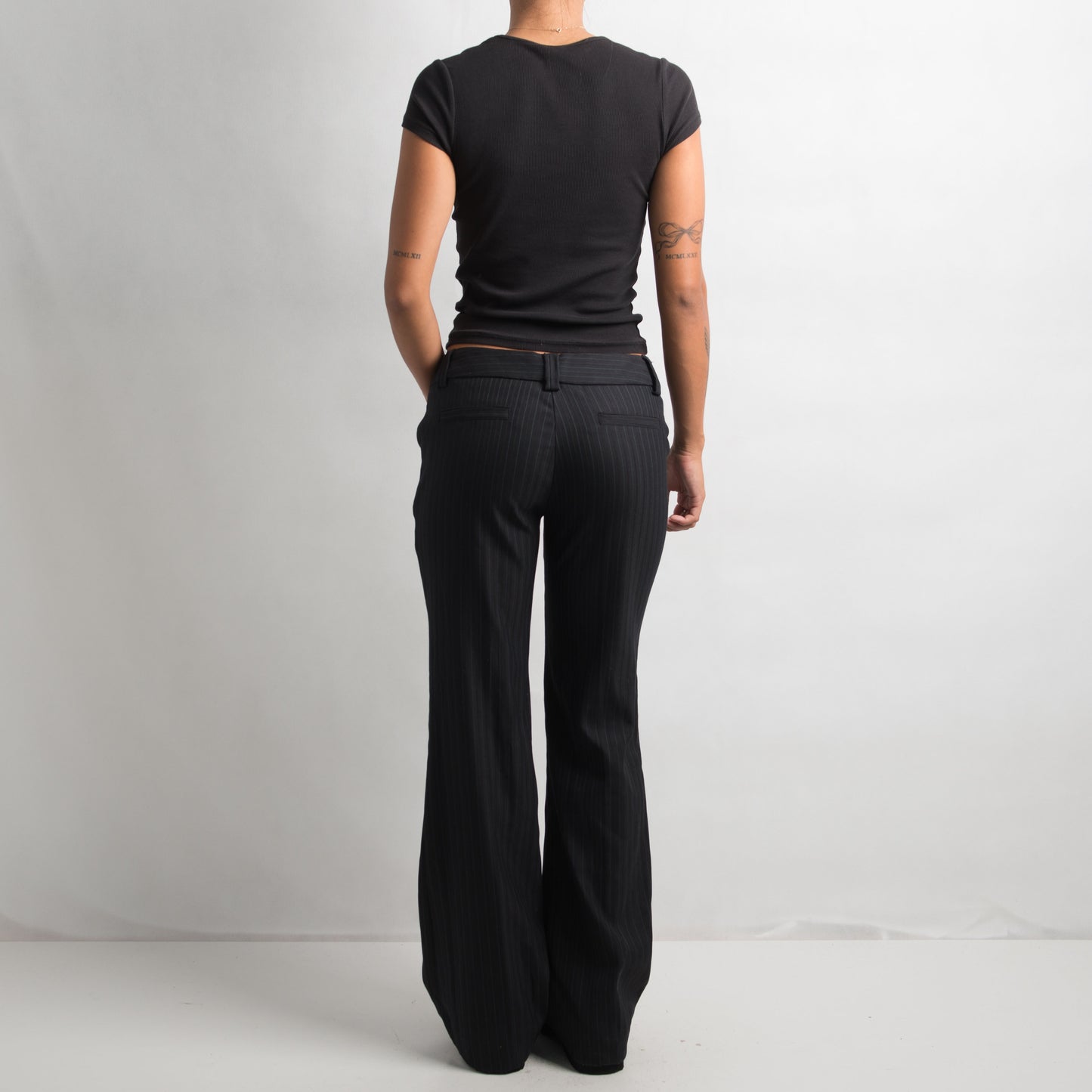 PANTALON BOOTCUT À RAYURES NOIRES