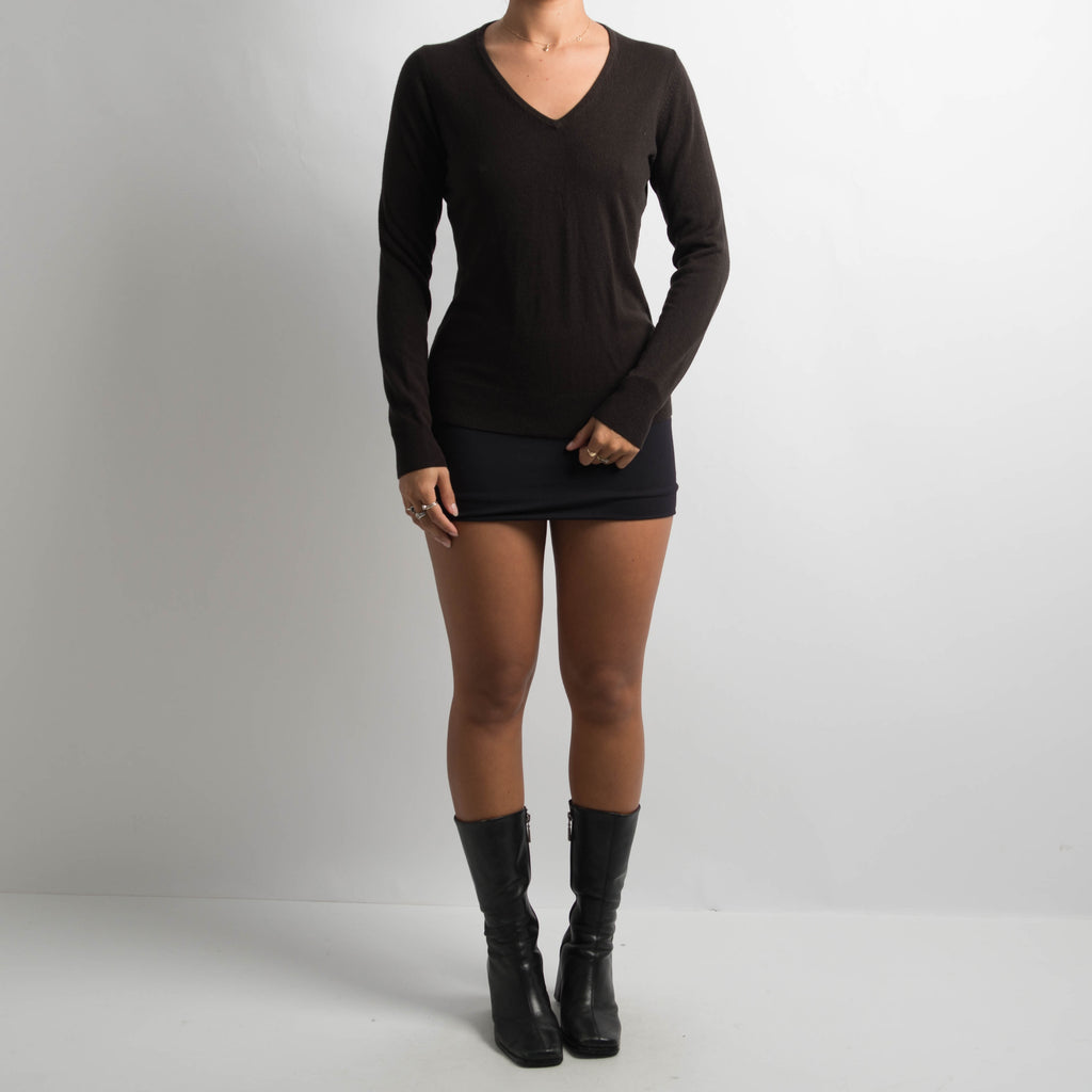 BLACK V NECK KNIT TOP