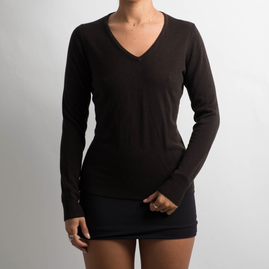 BLACK V NECK KNIT TOP