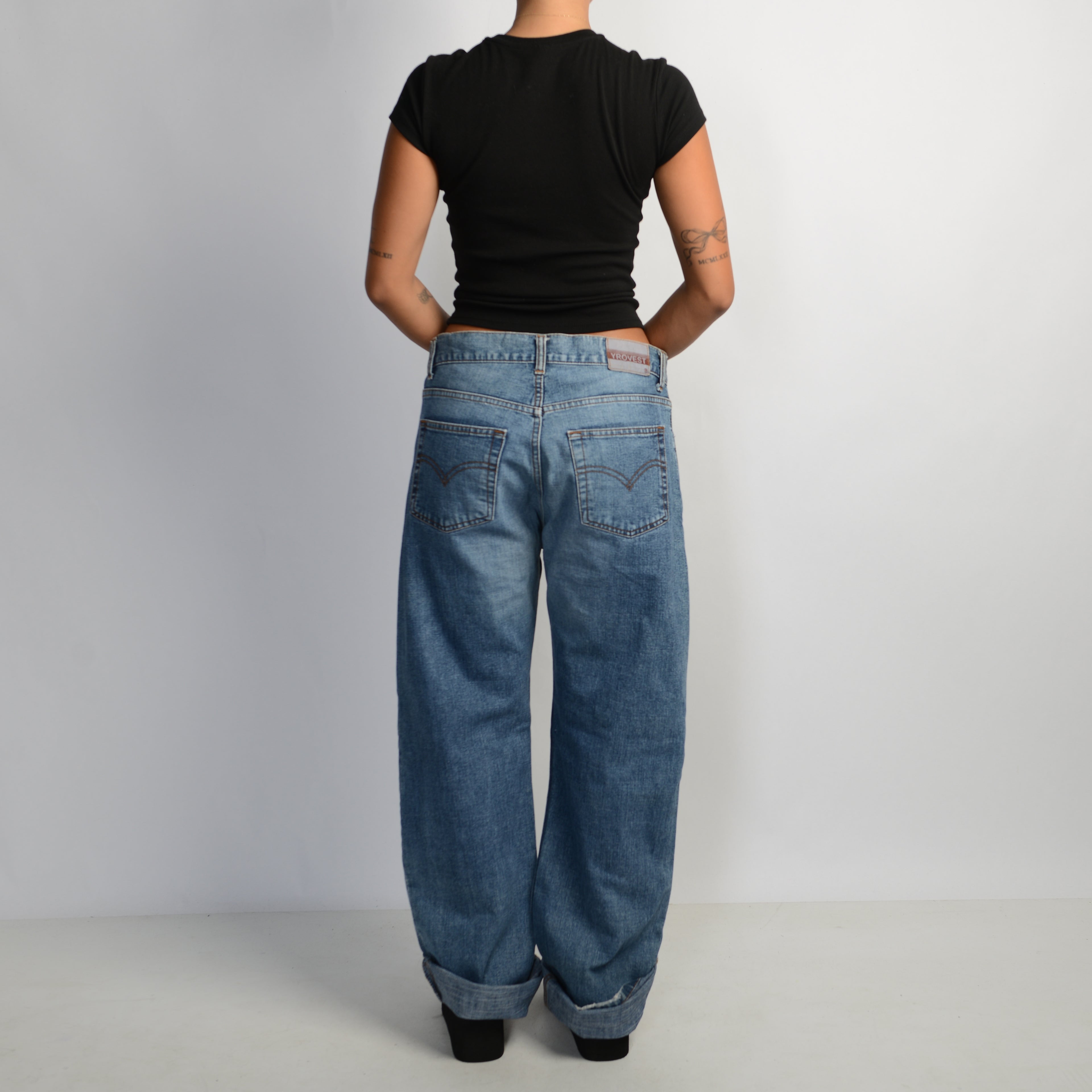 MID WASH BOYFRIEND JEANS