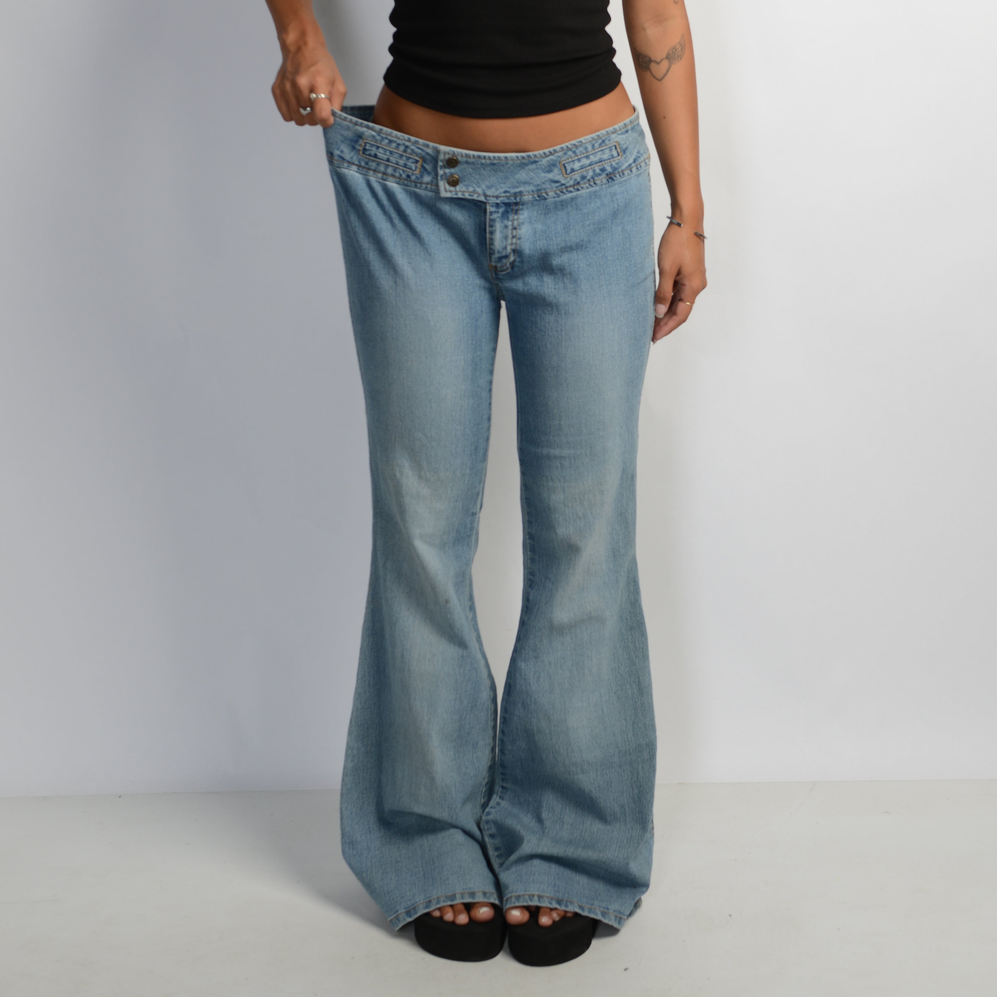 LIGHT WASH FLARE JEANS