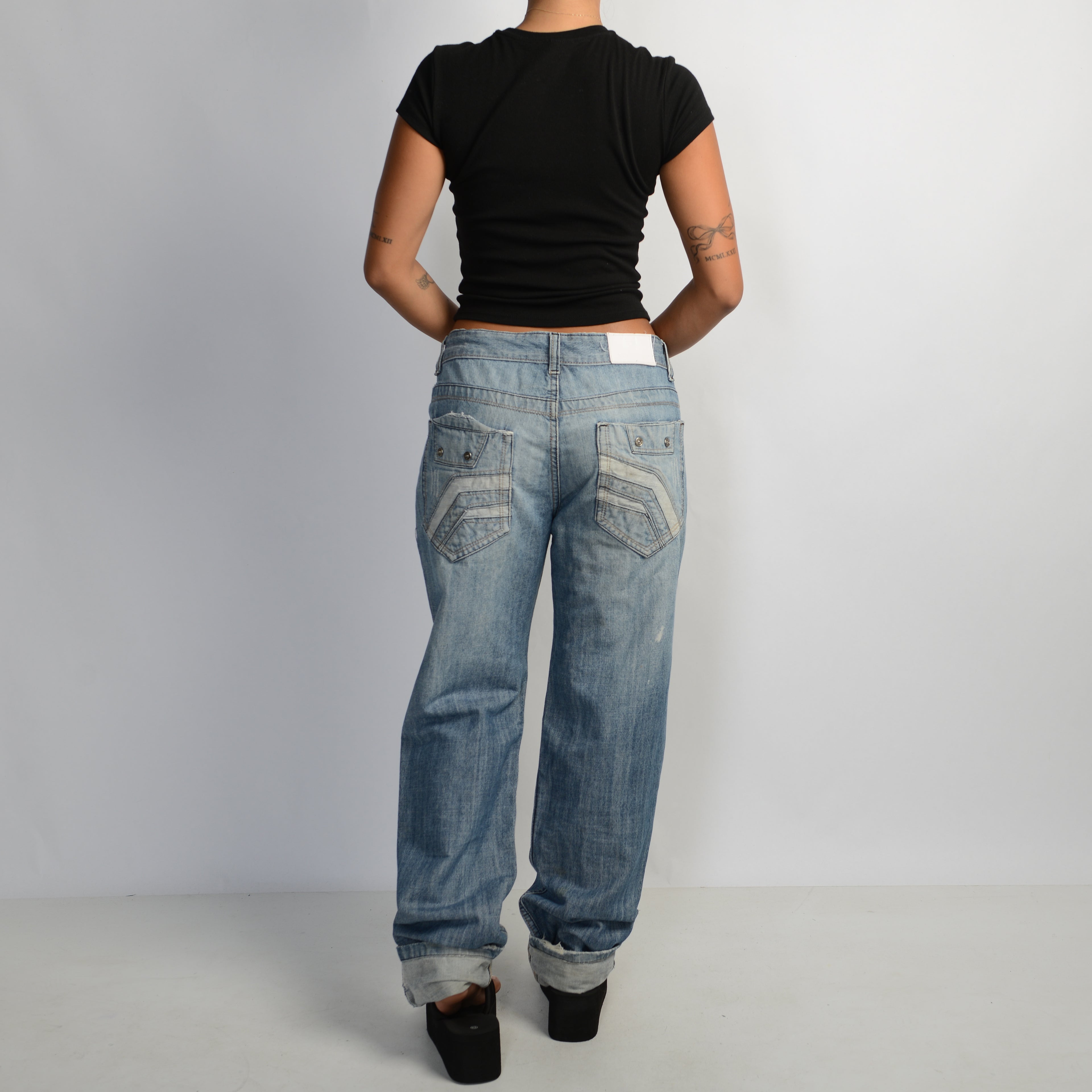 LIGHT WASH FADED JEANS