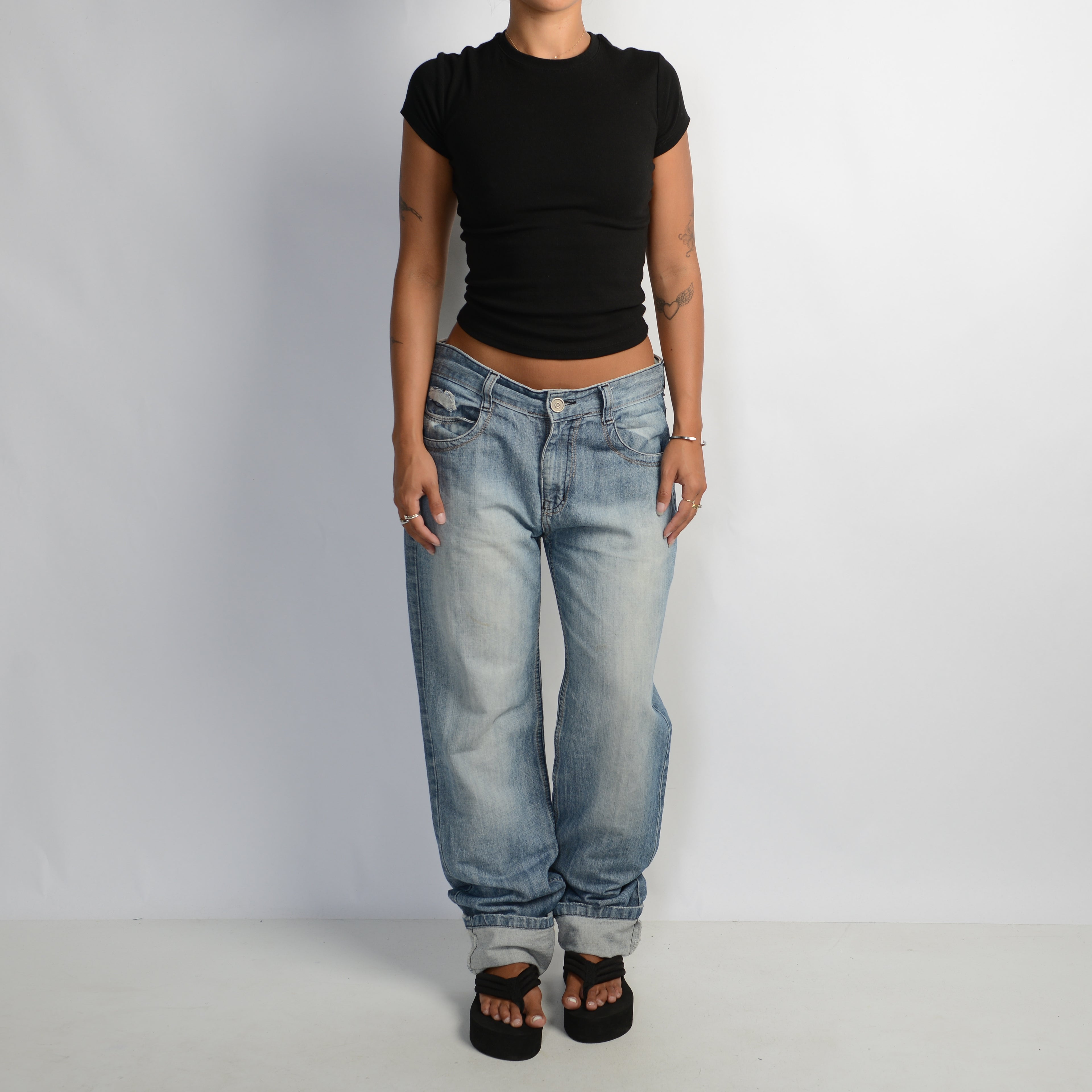 LIGHT WASH FADED JEANS