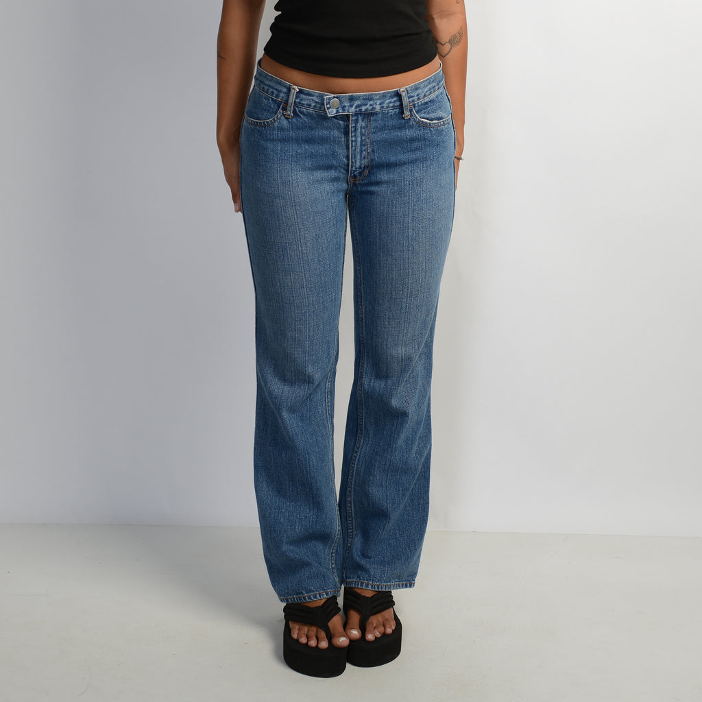 MID WASH BOOTCUT JEANS