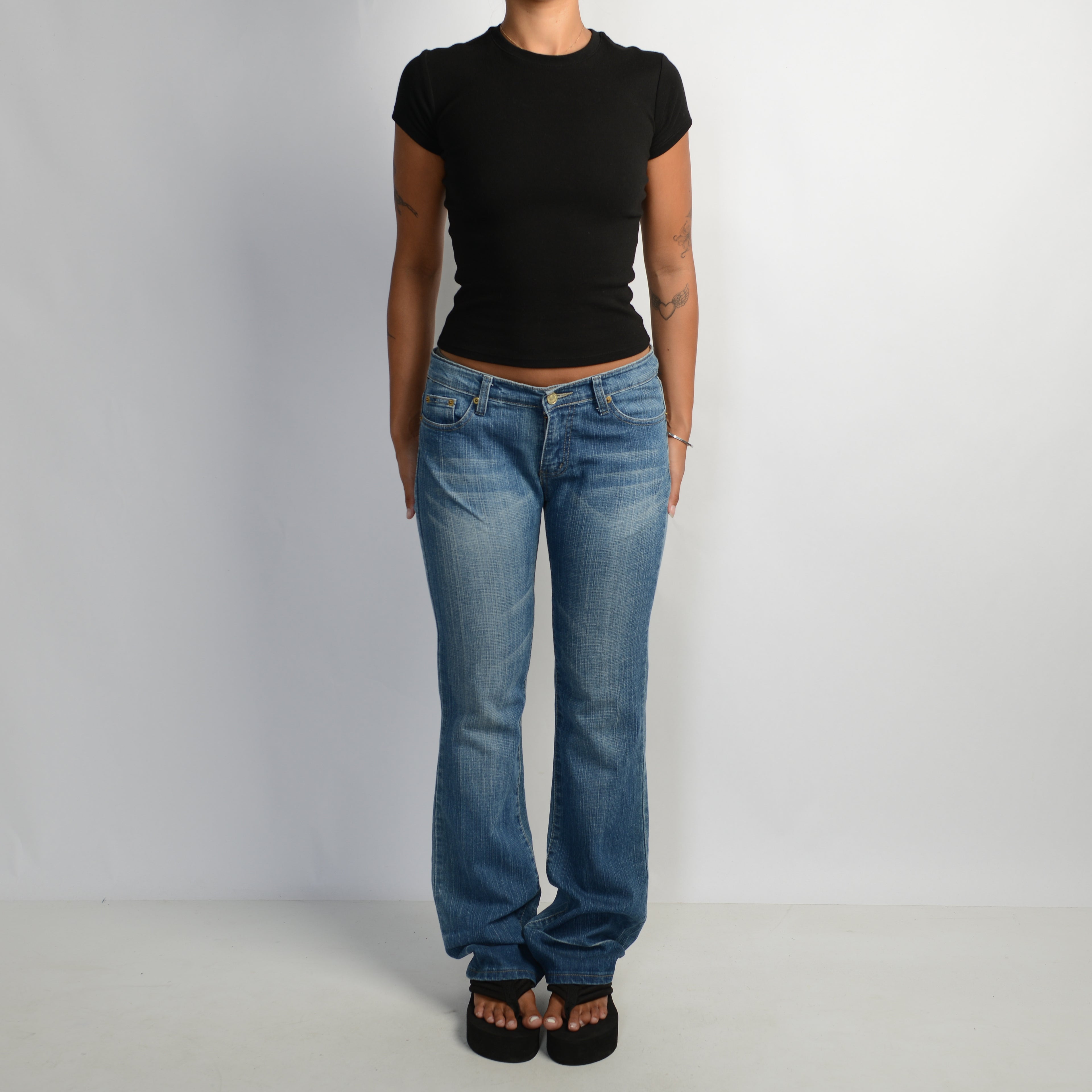 MID WASH BOOTCUT JEANS